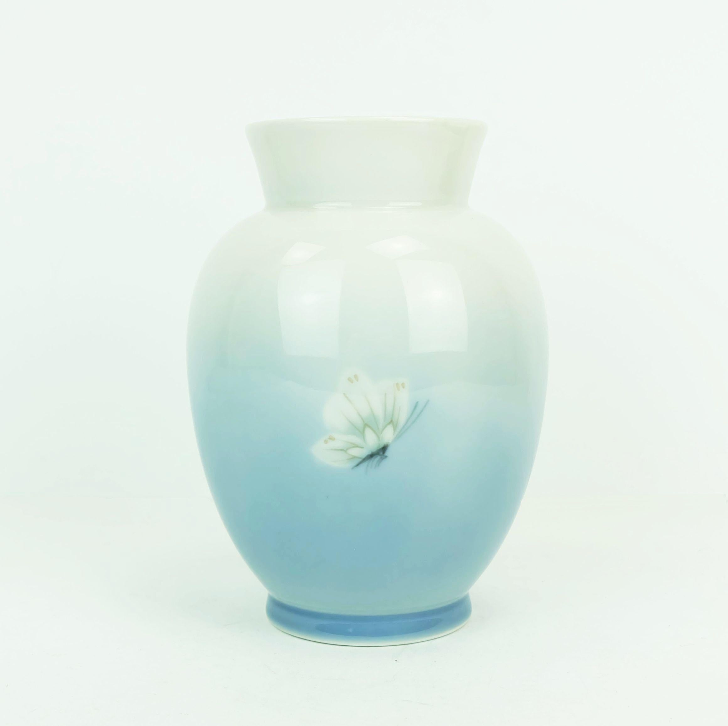 Mid-Century moderno Vaso d'epoca in porcellana Royal Copenhagen, modello 2667 36, con decorazioni floreali in vendita