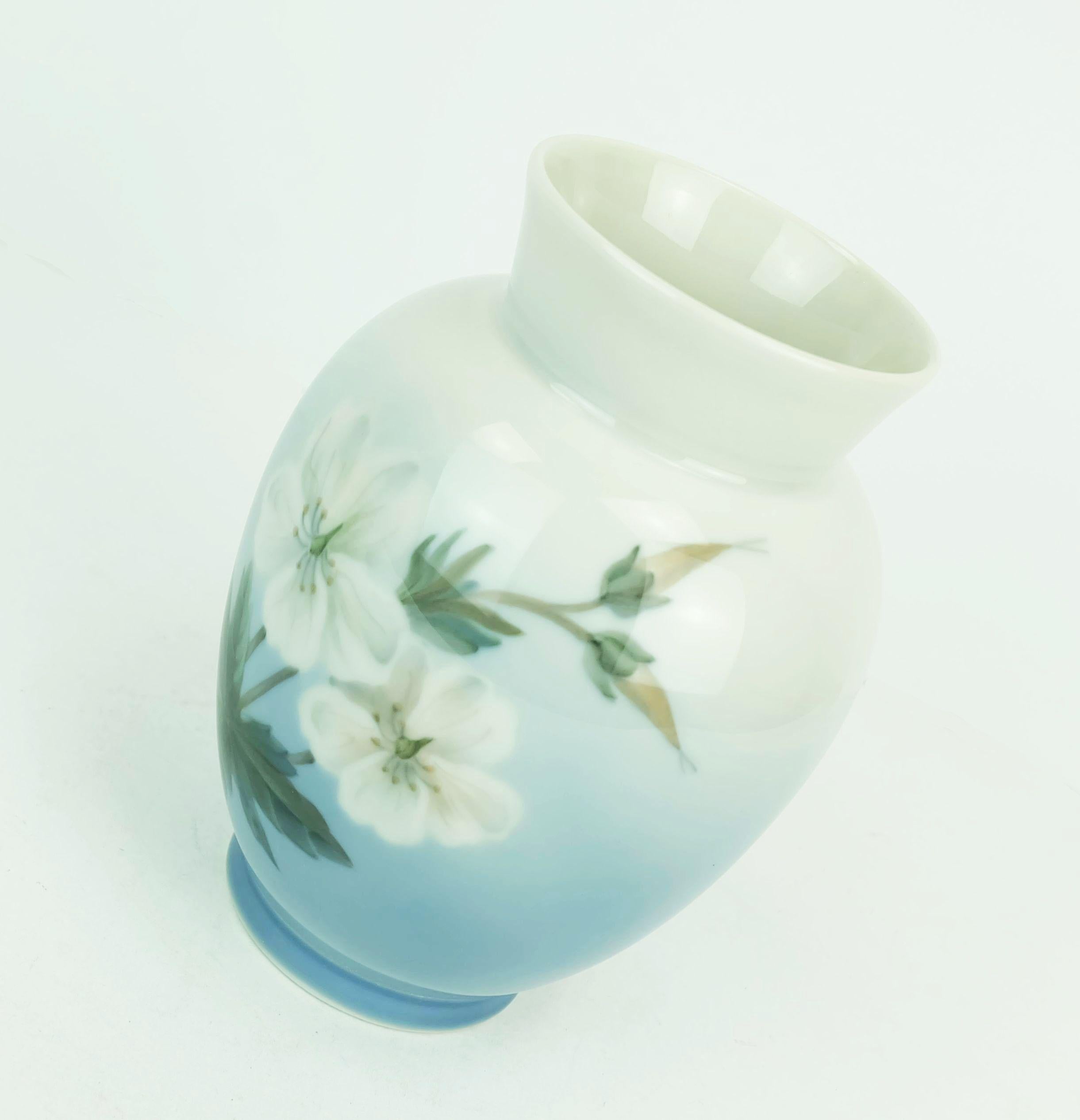 Danese Vaso d'epoca in porcellana Royal Copenhagen, modello 2667 36, con decorazioni floreali in vendita