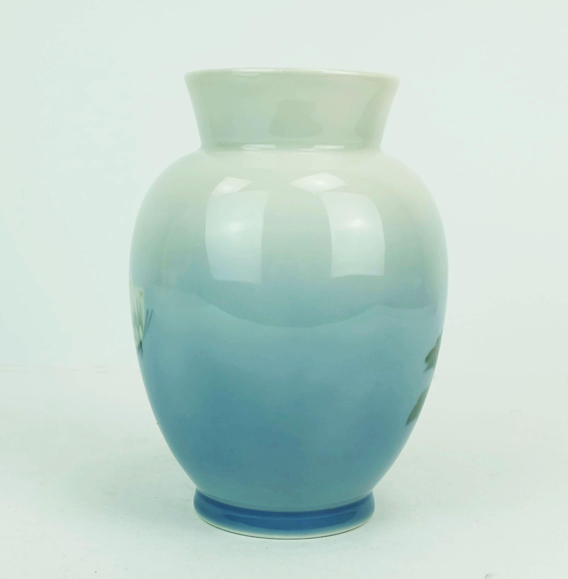 Metà XX secolo Vaso d'epoca in porcellana Royal Copenhagen, modello 2667 36, con decorazioni floreali in vendita