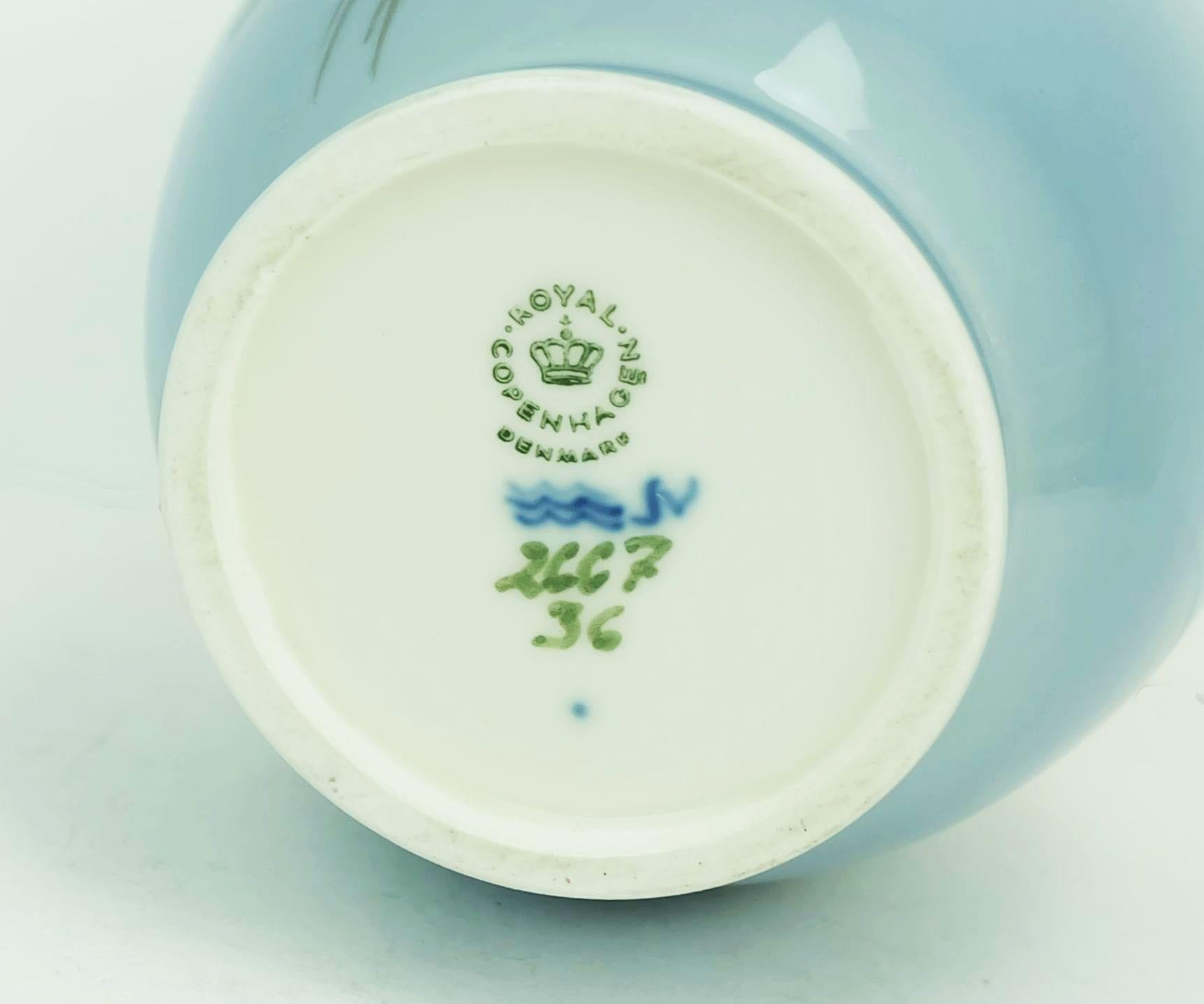 Porcellana Vaso d'epoca in porcellana Royal Copenhagen, modello 2667 36, con decorazioni floreali in vendita