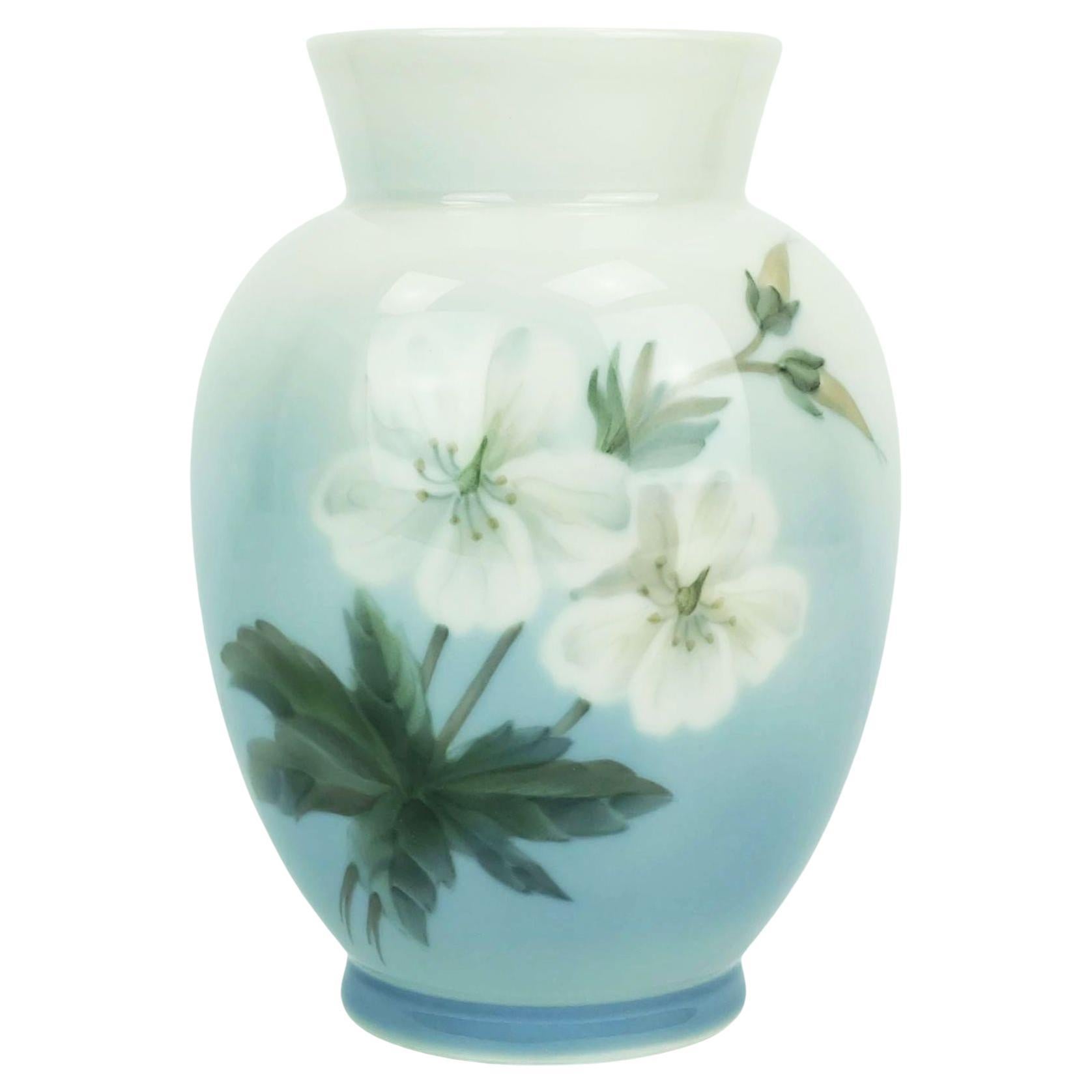 Vaso d'epoca in porcellana Royal Copenhagen, modello 2667 36, con decorazioni floreali