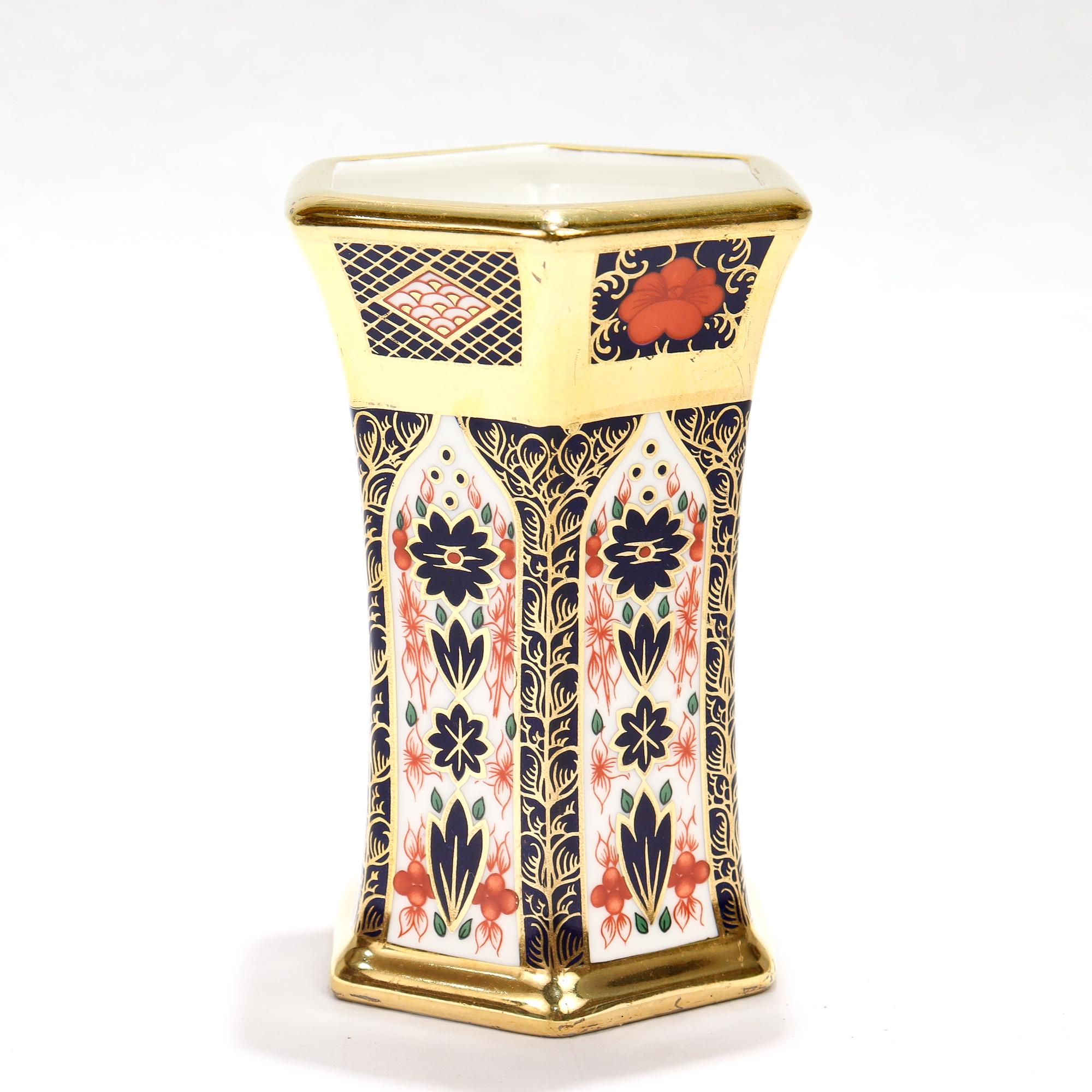 How do you identify a Crown Derby?