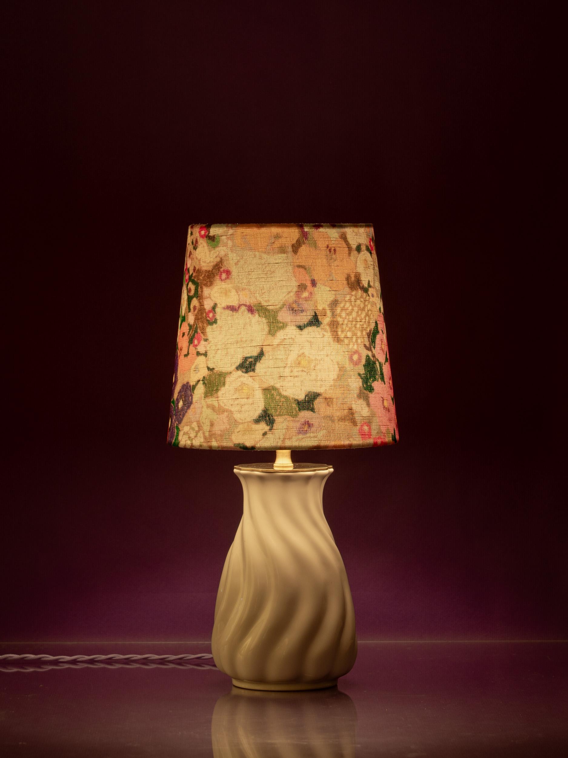 Lampes de table blanches Royal Delft (1930s) Abat-jour Hollyhocks New House of Hackney en vente 2