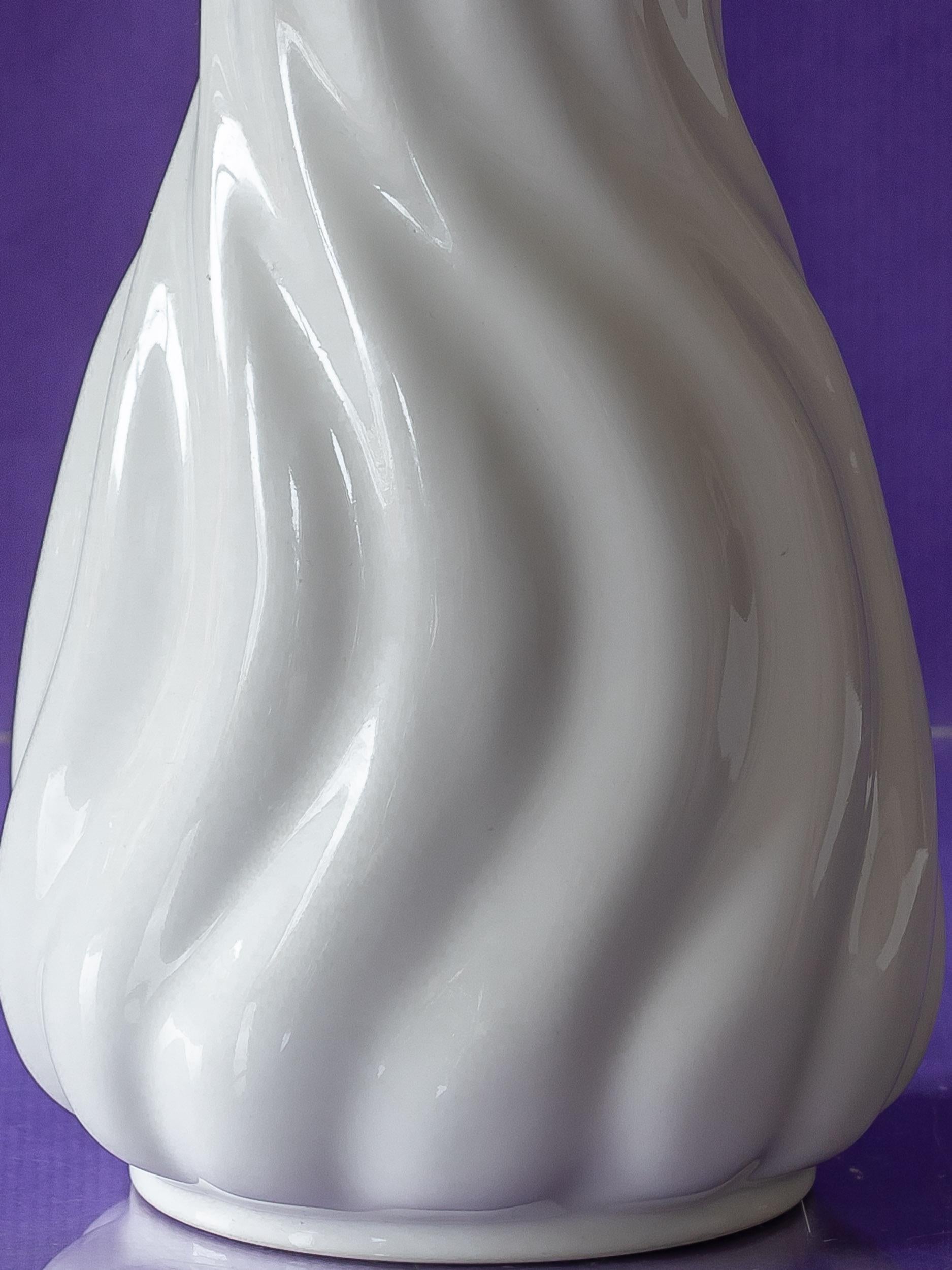Lampes de table blanches Royal Delft (1930s) Abat-jour Hollyhocks New House of Hackney en vente 3