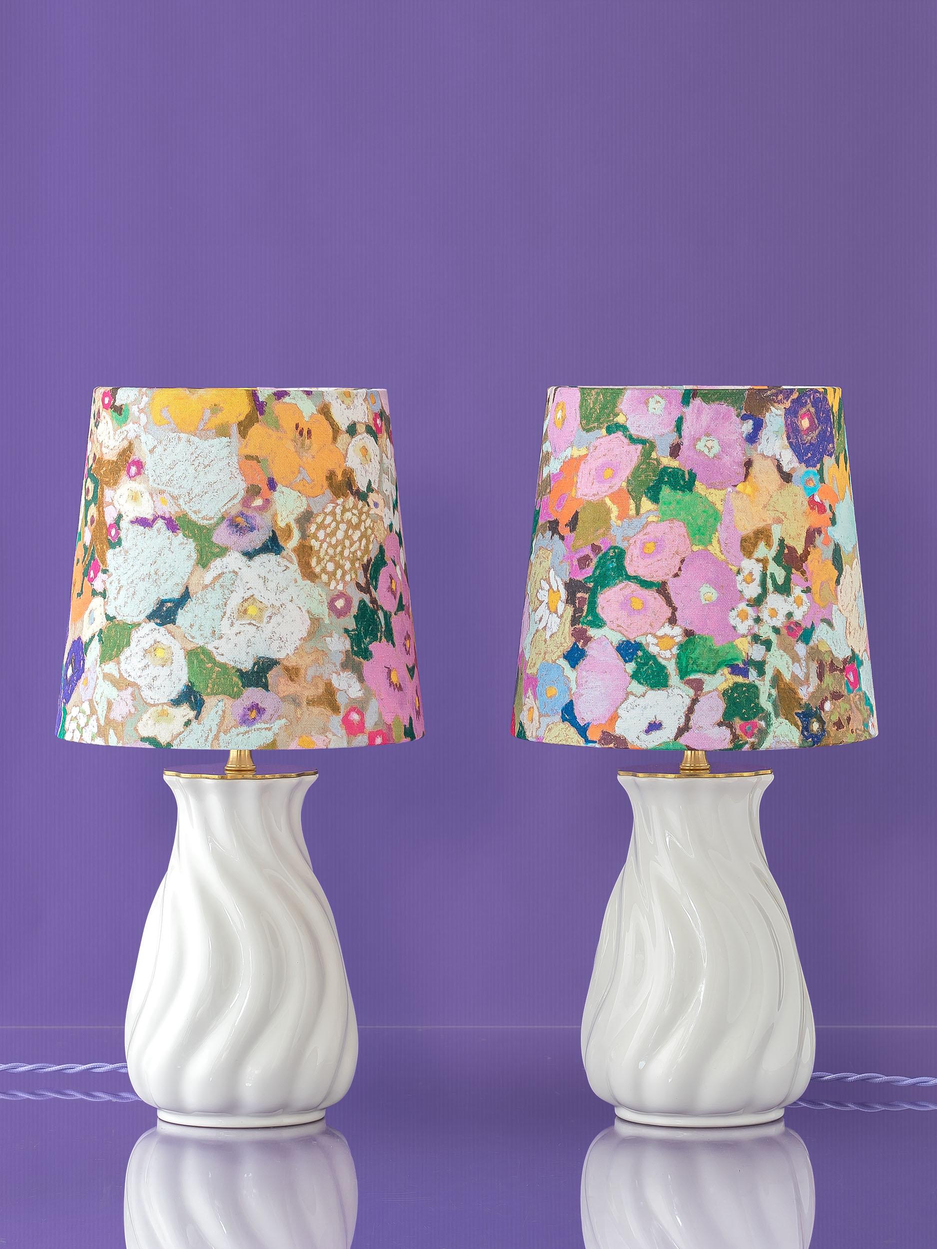 Voici Hollyhocks, une paire de lampes de table enchanteresses méticuleusement fabriquées à la main par Amitābha Studio à Amsterdam à partir de vases blancs Royal Delft (De Porceleyne Fles) vintage, qui datent des années 1930. Ces vases font partie