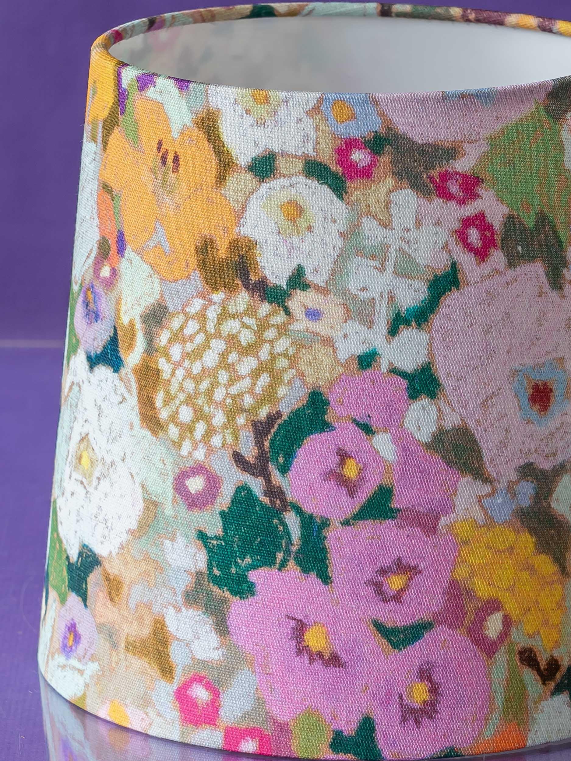Lampes de table blanches Royal Delft (1930s) Abat-jour Hollyhocks New House of Hackney Bon état - En vente à AMSTERDAM, NL