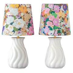 Paire de lampes blanches Royal Delft, abat-jour Hollyhocks House of Hackney