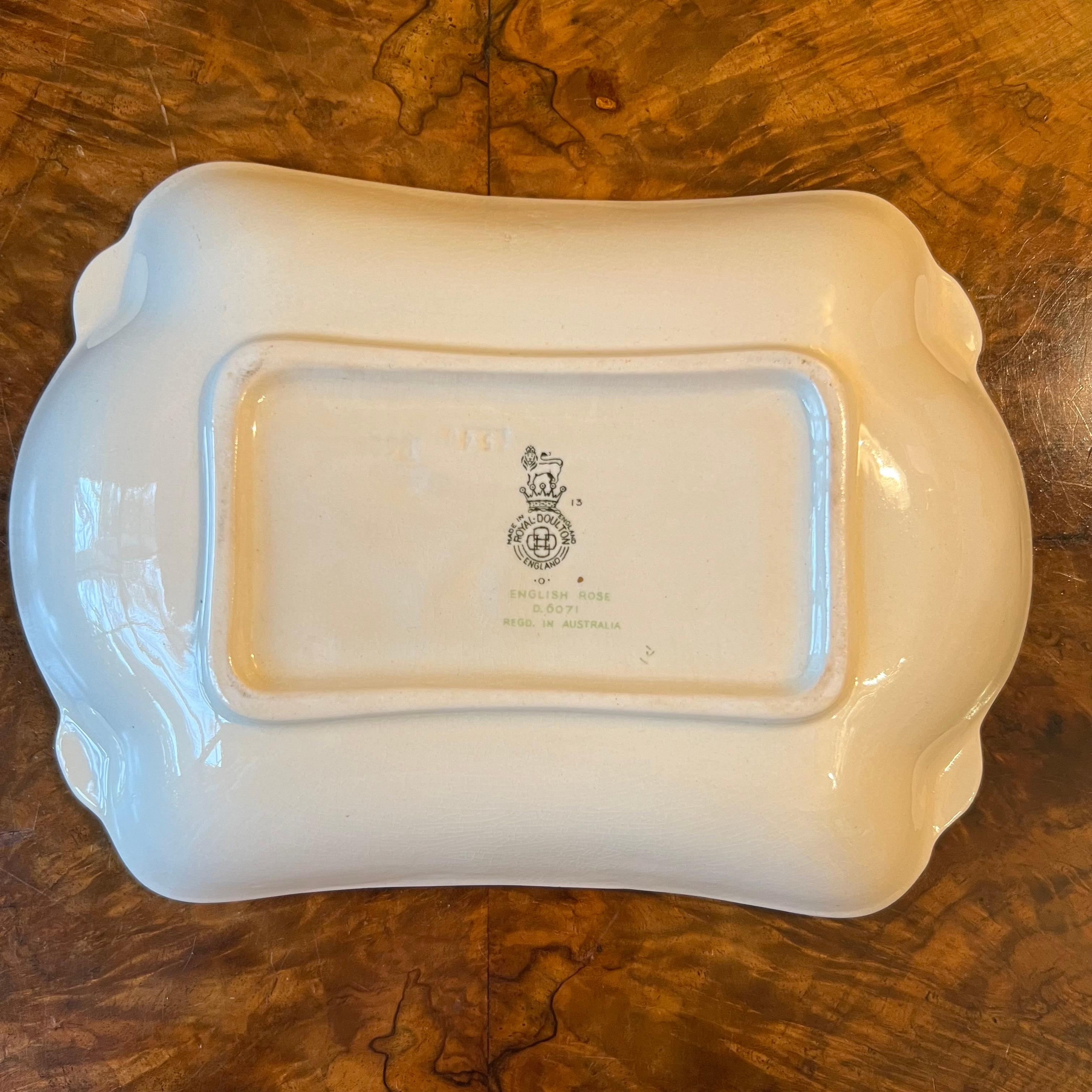 Vintage Royal Doulton English Rose Serving Dish In Good Condition For Sale In EDENSOR PARK, NSW