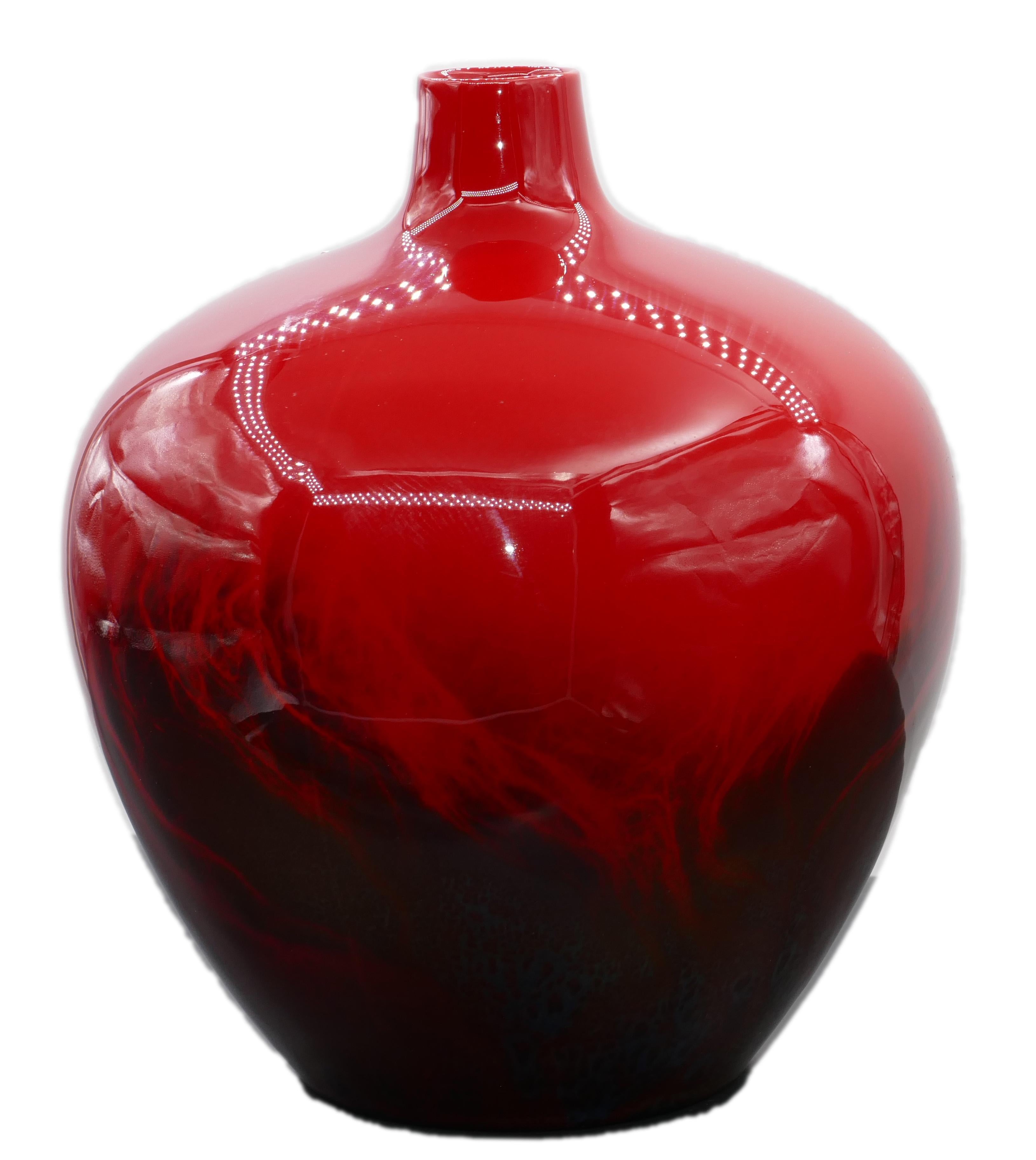 Royal Doulton vase is a beautiful black and red glass vase realized by the English firm Royal Doulton (London since 1815)

Our specimen is a flambe glazed vase, decorated with an abstract design.

On the bottom it is numbered 1616.

Very good