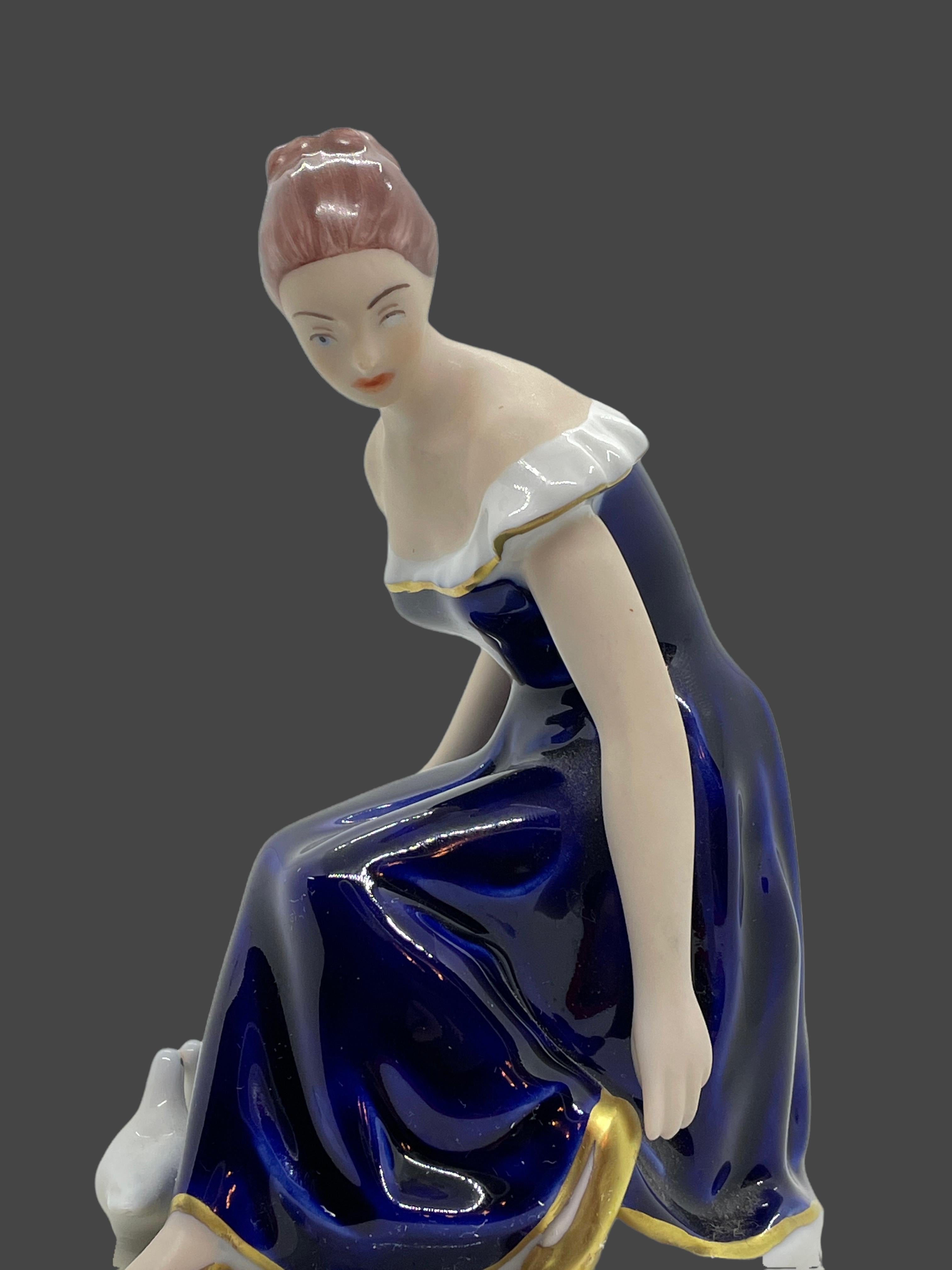 Fait main Figurine vintage en porcelaine Royal Dux représentant une femme avec des colombes, Bohème, années 1960 en vente