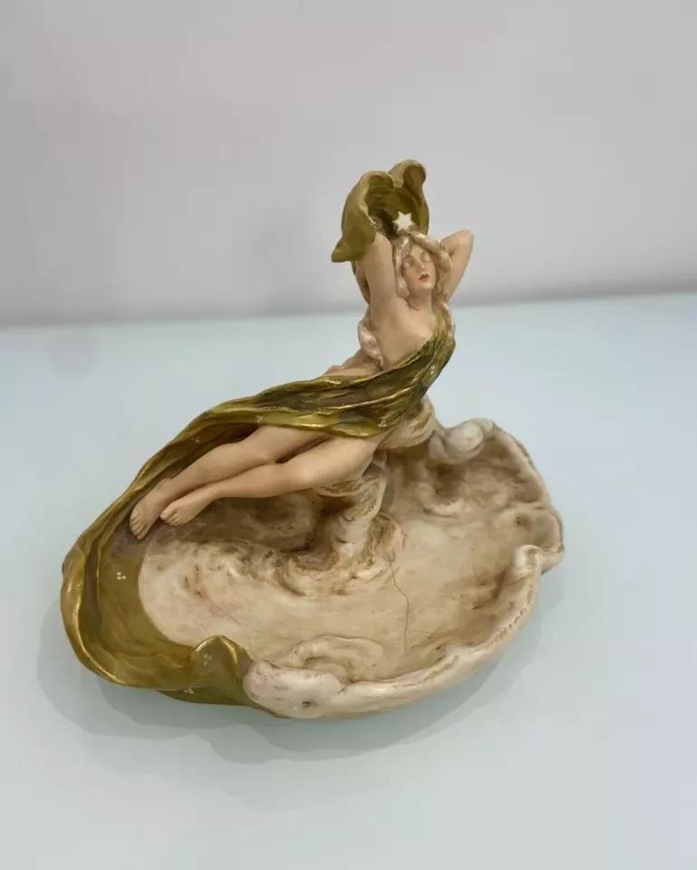 Polonais Figure de femme en porcelaine Royal Dux, République tchèque en vente