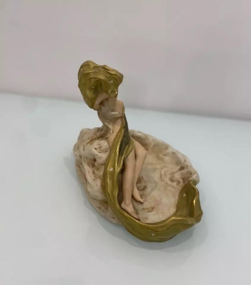Peint Figure de femme en porcelaine Royal Dux, République tchèque en vente