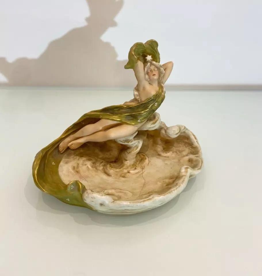 Figure de femme en porcelaine Royal Dux, République tchèque Bon état - En vente à London, GB