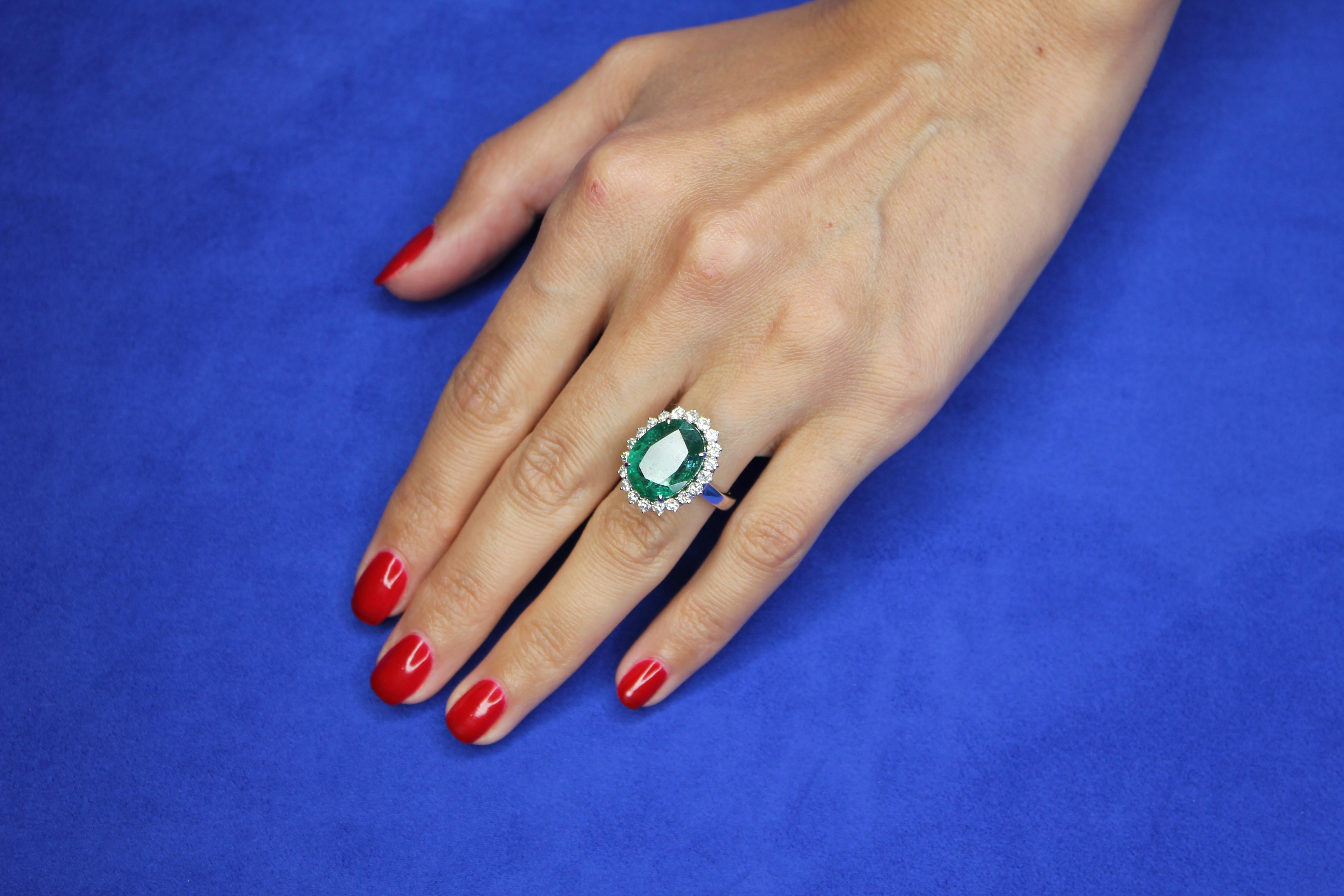 Women's Vivid Oval Emerald Diamond Sun Ray Halo Unique Luxury Vintage 18 White Gold Ring For Sale