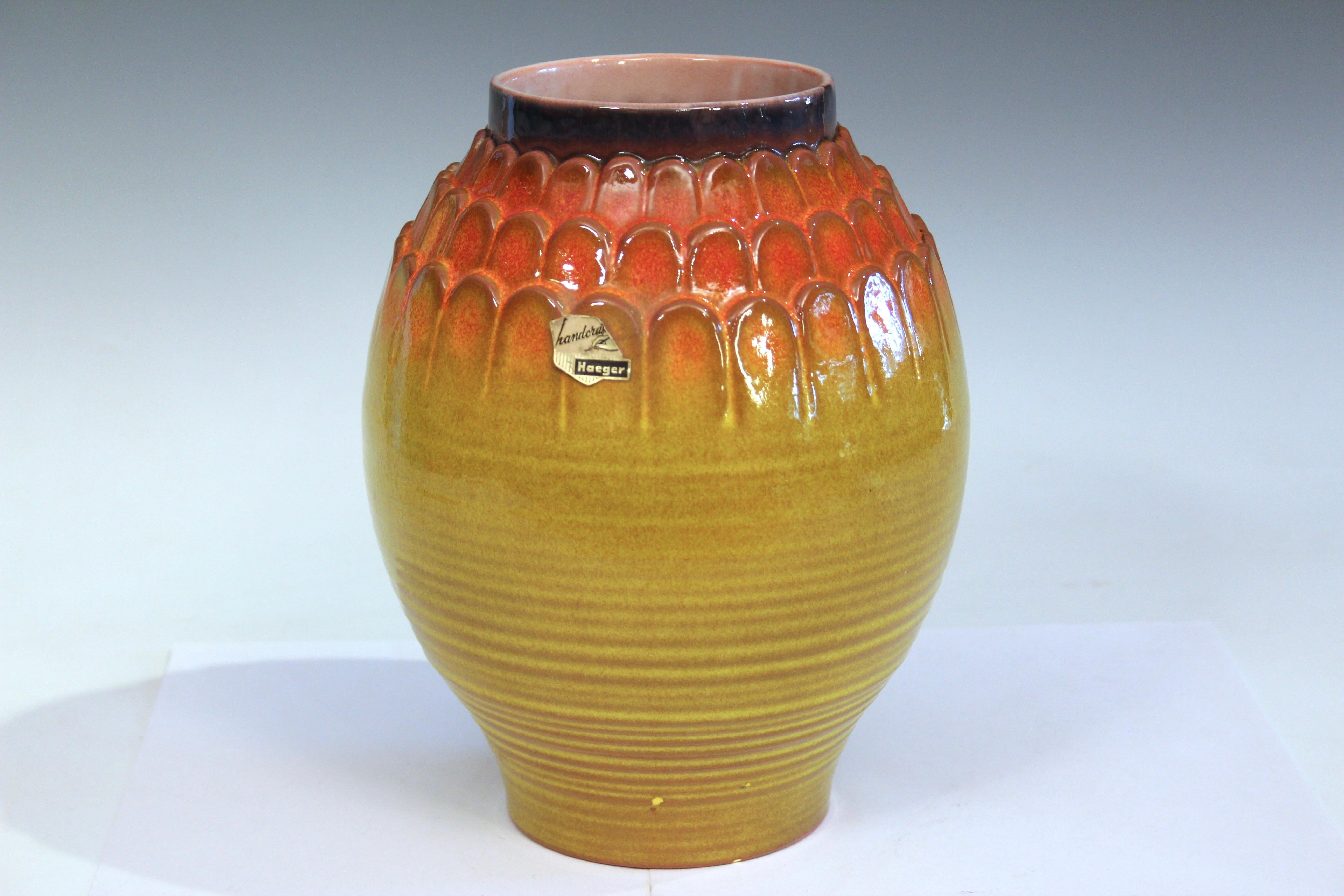 Vase vintage en poterie Art of Vintage de Haeger à glaçure orange et jaune. Sous la forme d'une fleur de lotus. Glaçure exceptionnelle. Label en papier d'origine. 9 3/8