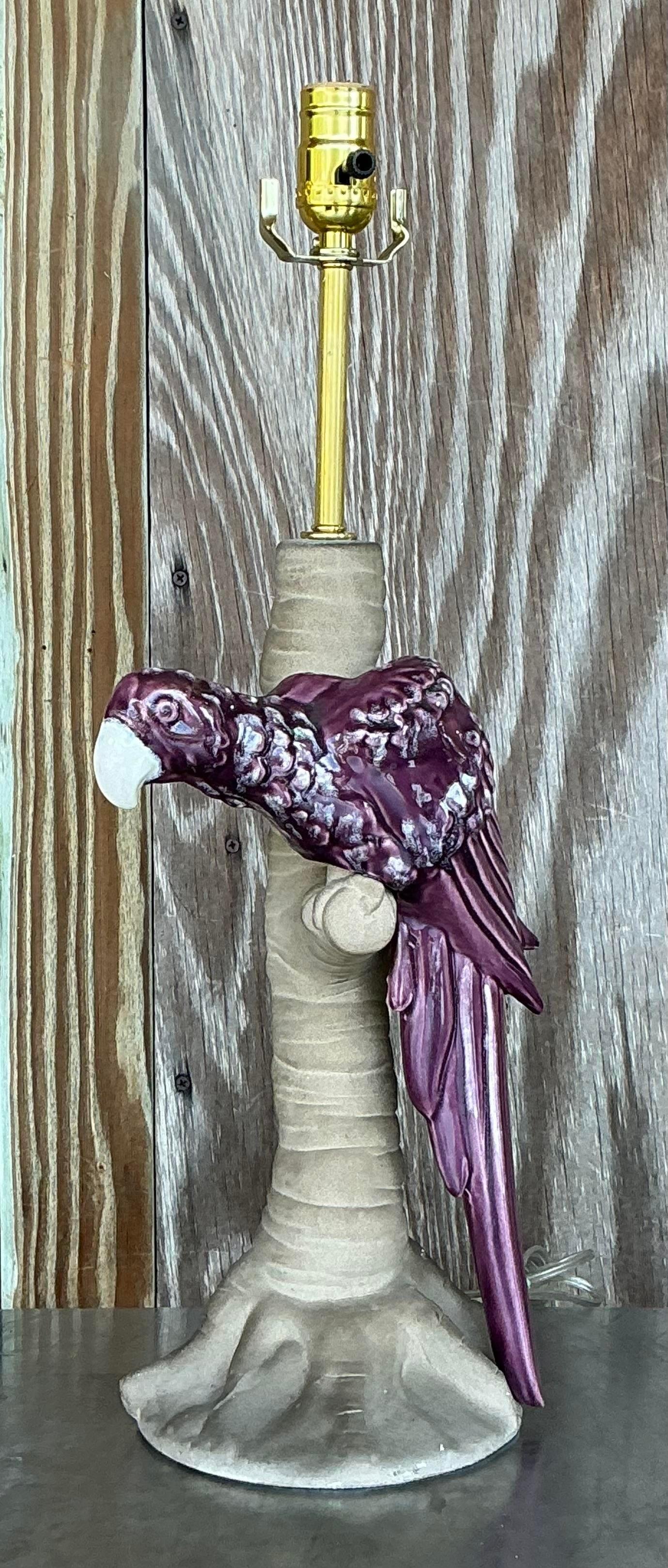 Aggiungi un tocco di eleganza retrò al tuo arredamento con questa lampada vintage Mid-Century Modern Royal Haeger in ceramica smaltata a forma di pappagallo. Caratterizzata da un disegno di pappagalli splendidamente dettagliato in uno smalto vivace,