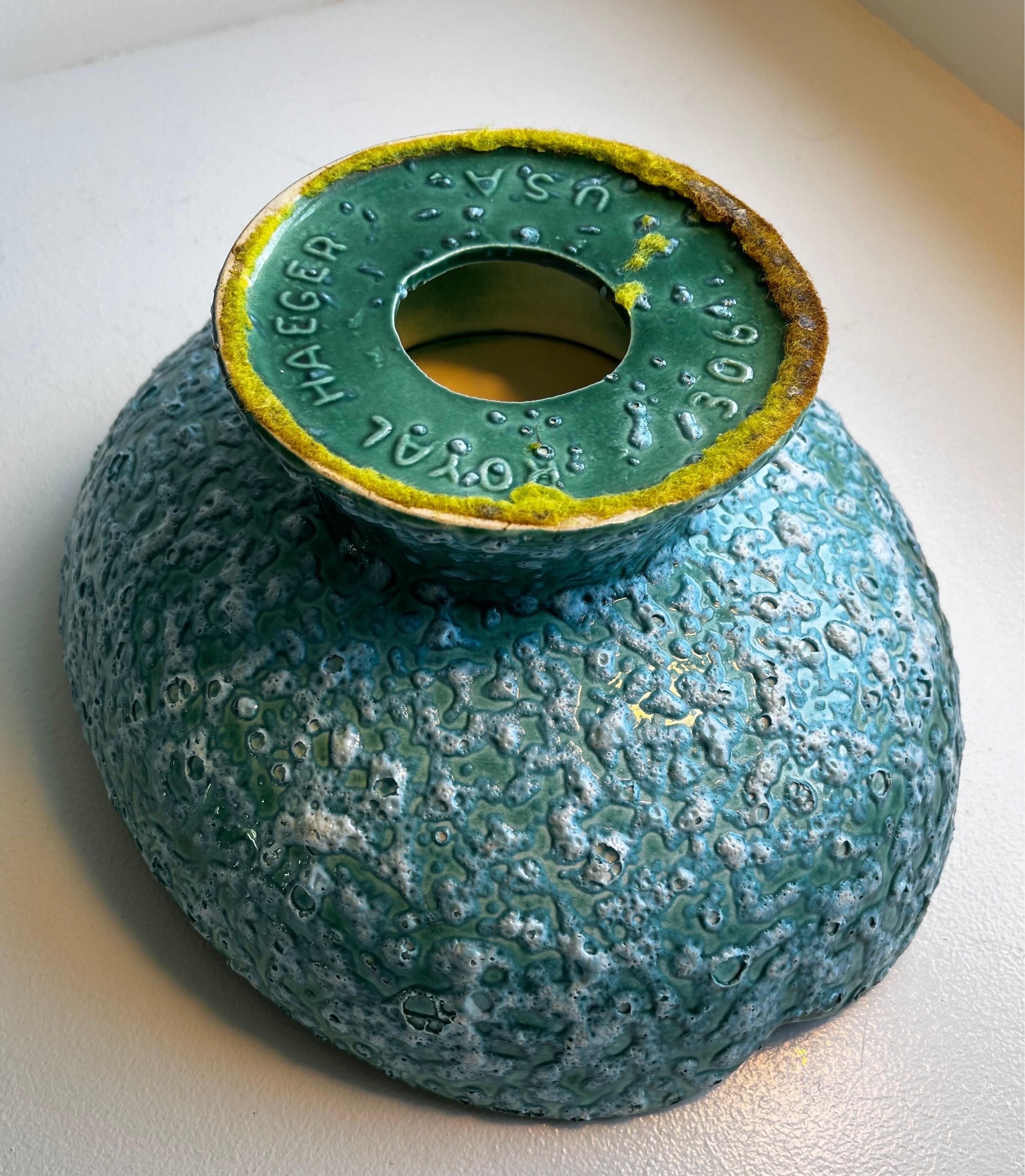 Milieu du XXe siècle Vieux bol à piédestal en poterie Royal Haeger avec glaçure verte 