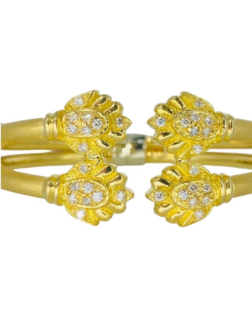 Vintage Royal Leaf 1.00 Carat Diamonds Signed Bangle a bracelet 18k Gold For Sale 3