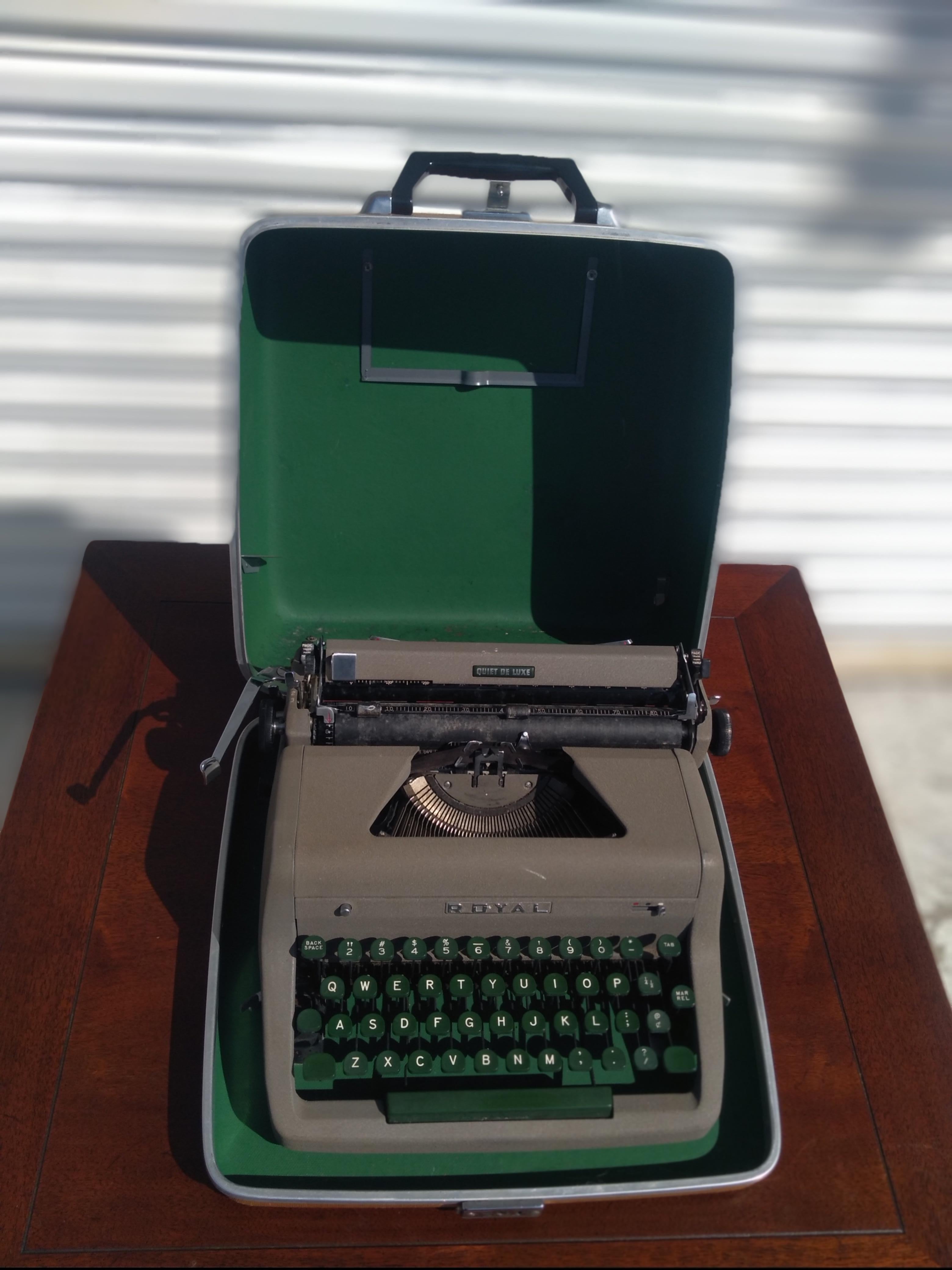 Vintage Royal Quiet De Luxe Typewriter with case In Good Condition For Sale In Pasadena, TX