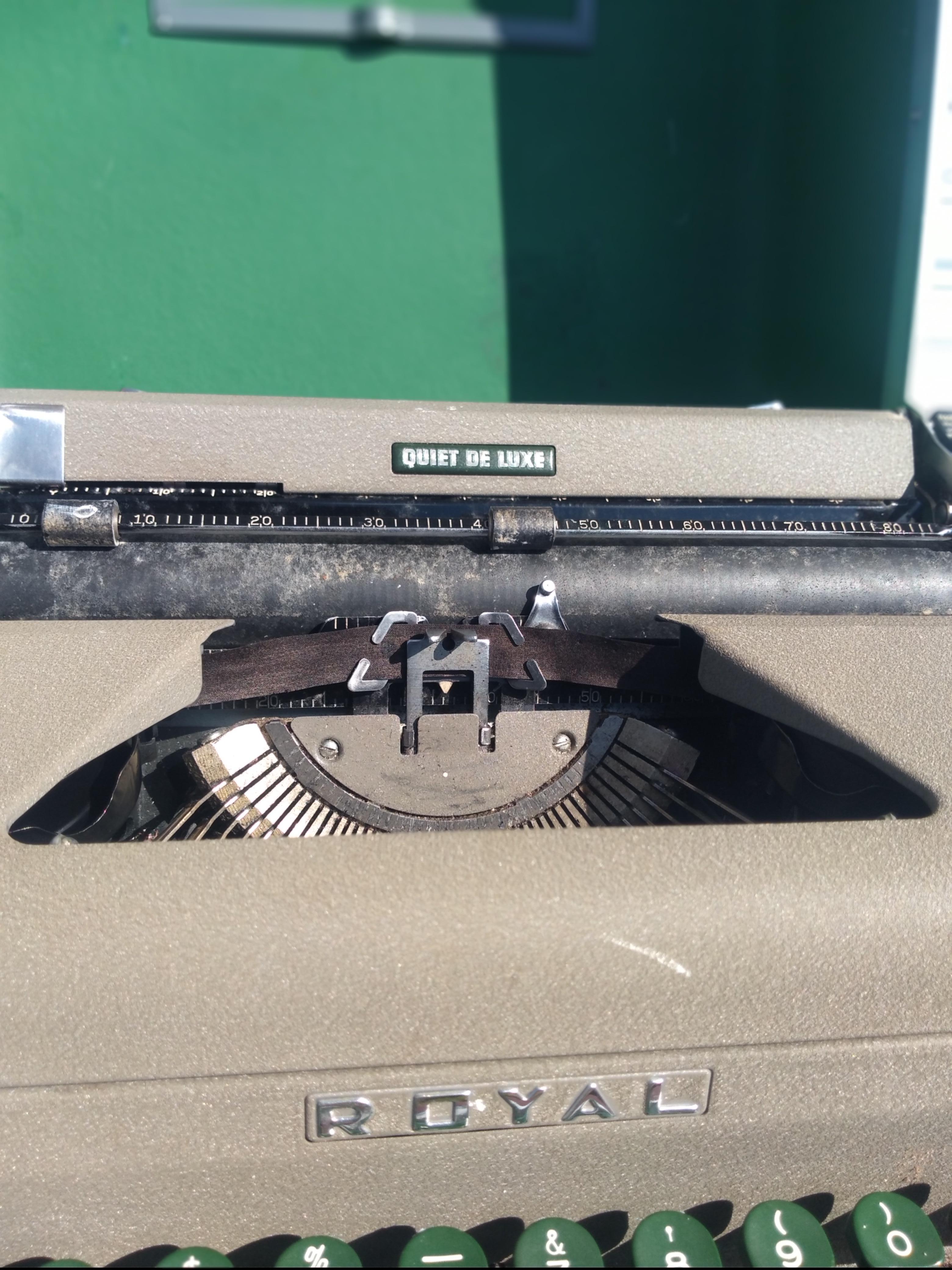 20th Century Vintage Royal Quiet De Luxe Typewriter with case For Sale