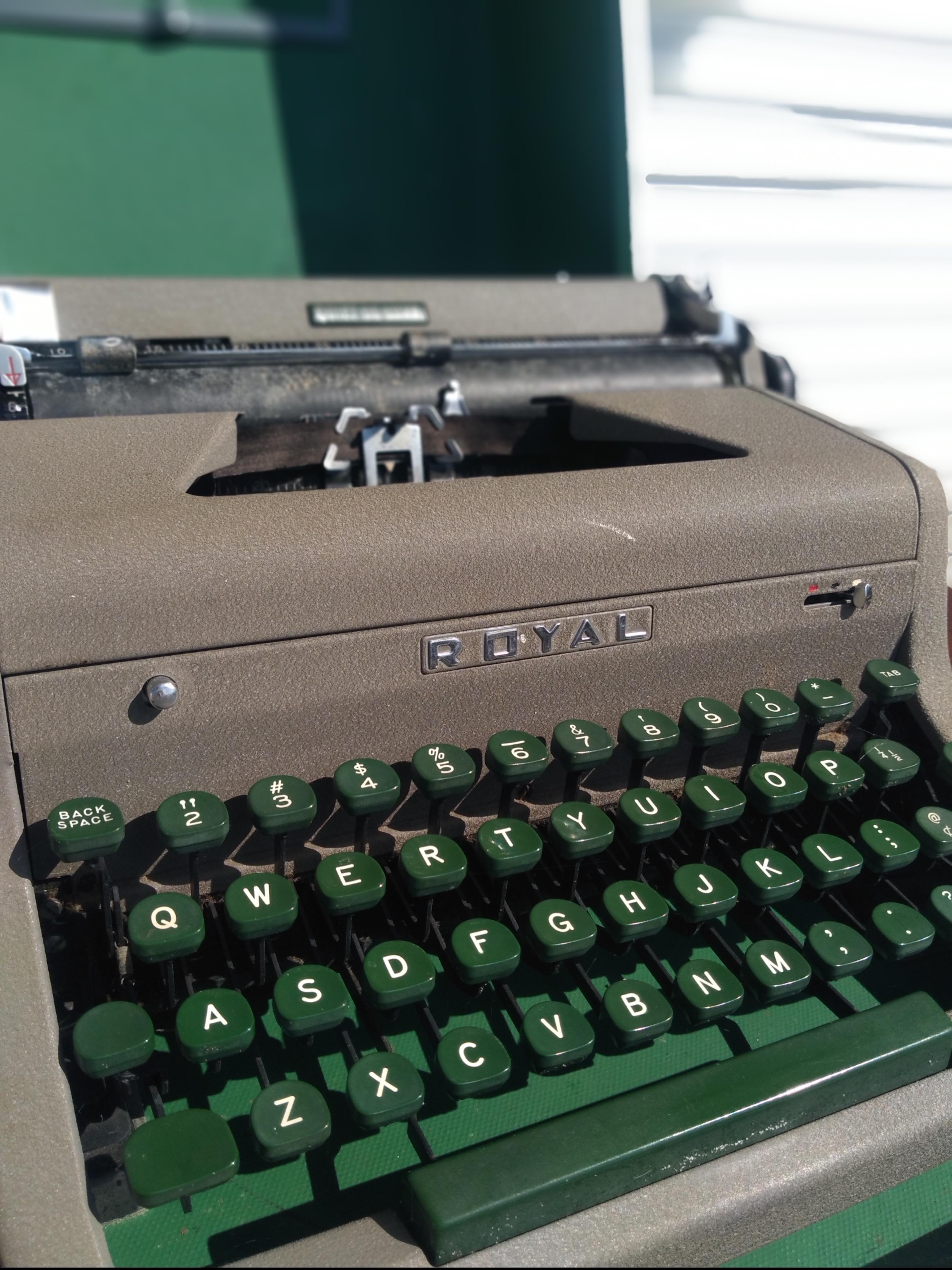 Metal Vintage Royal Quiet De Luxe Typewriter with case For Sale