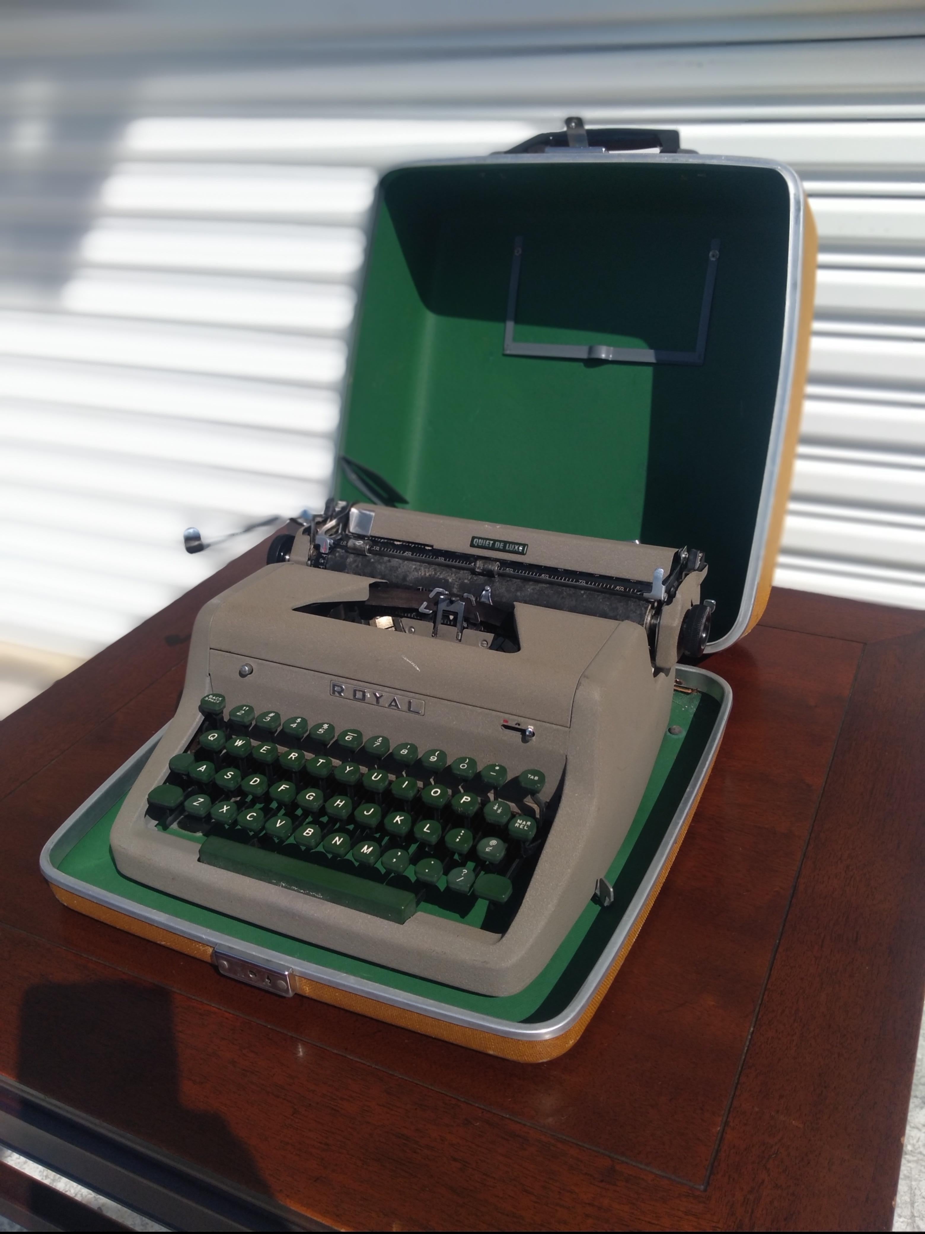 Vintage Royal Quiet De Luxe Typewriter with case For Sale 1