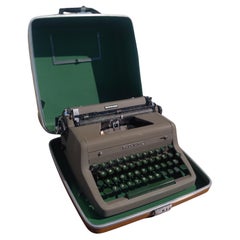 Vintage Royal Quiet De Luxe Typewriter with case