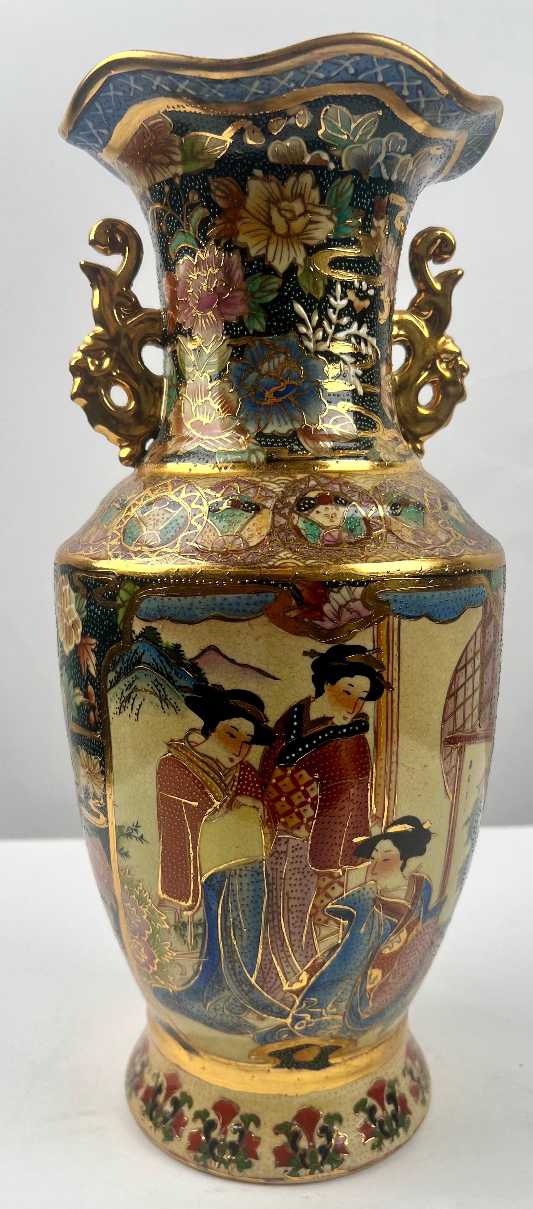 Vaso d'epoca Royal Satsuma giapponese dipinto a mano in stile urna, una coppia in vendita 6