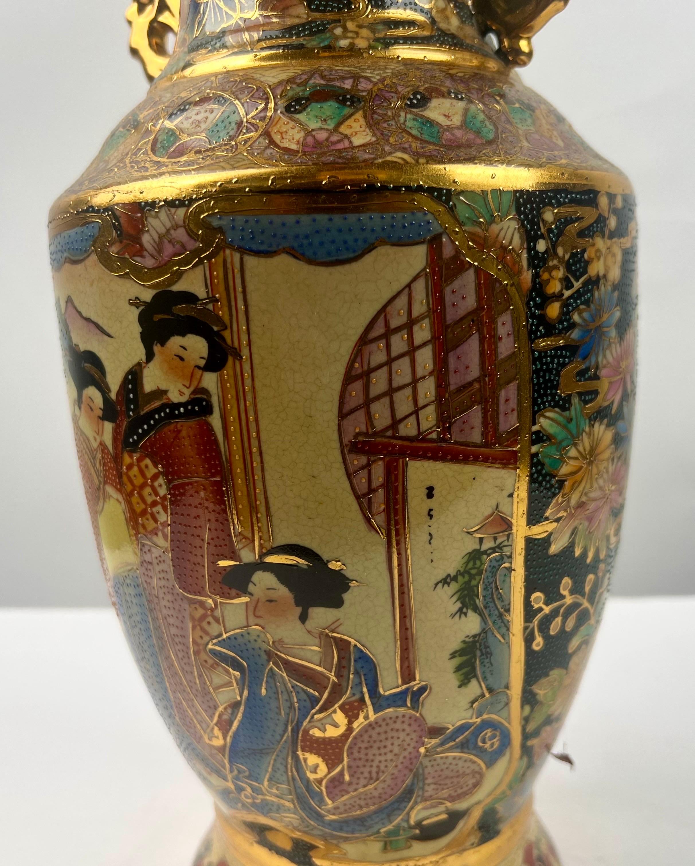 Vaso d'epoca Royal Satsuma giapponese dipinto a mano in stile urna, una coppia in vendita 10