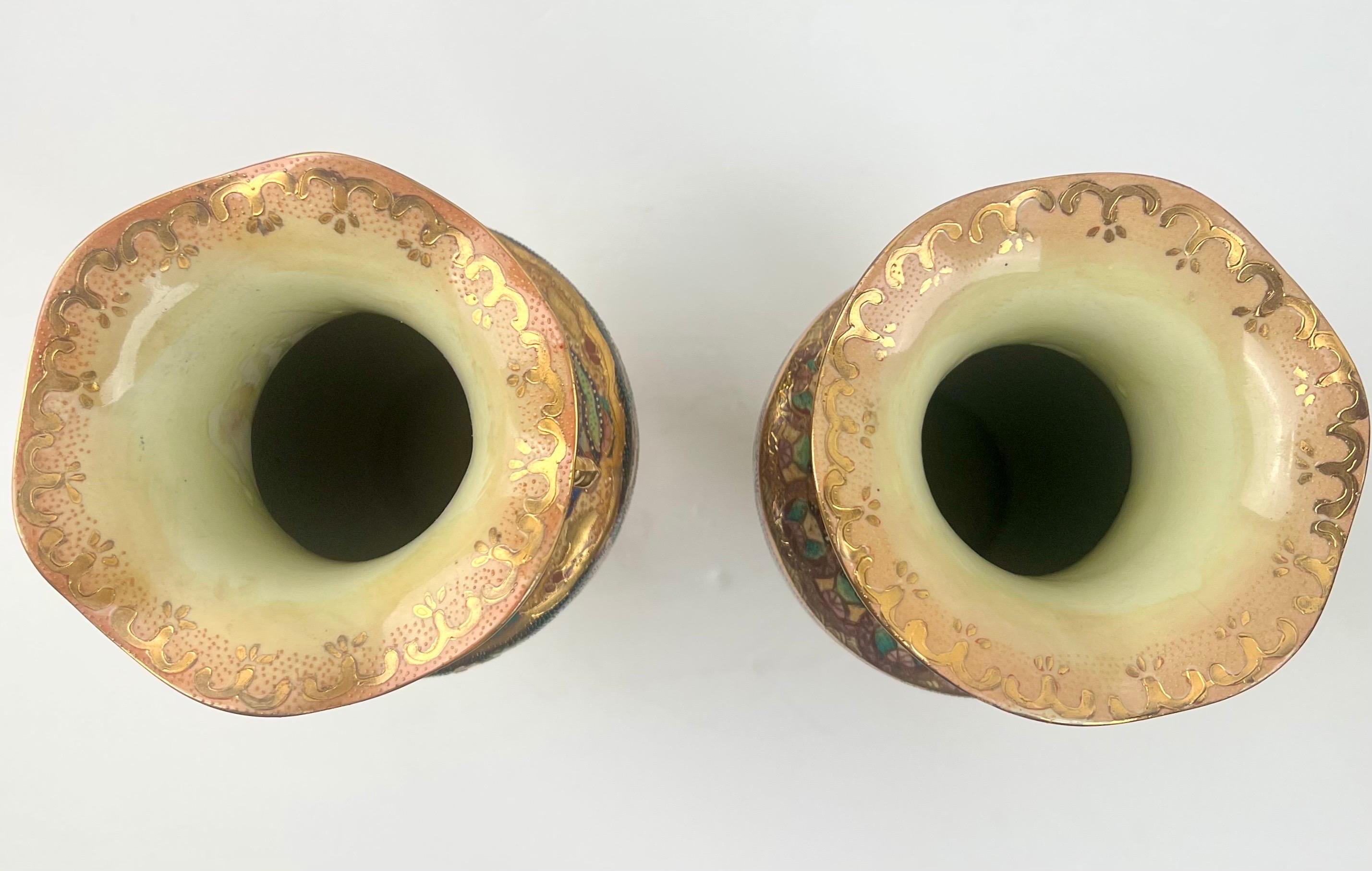 Vaso d'epoca Royal Satsuma giapponese dipinto a mano in stile urna, una coppia In condizioni buone in vendita a Plainview, NY