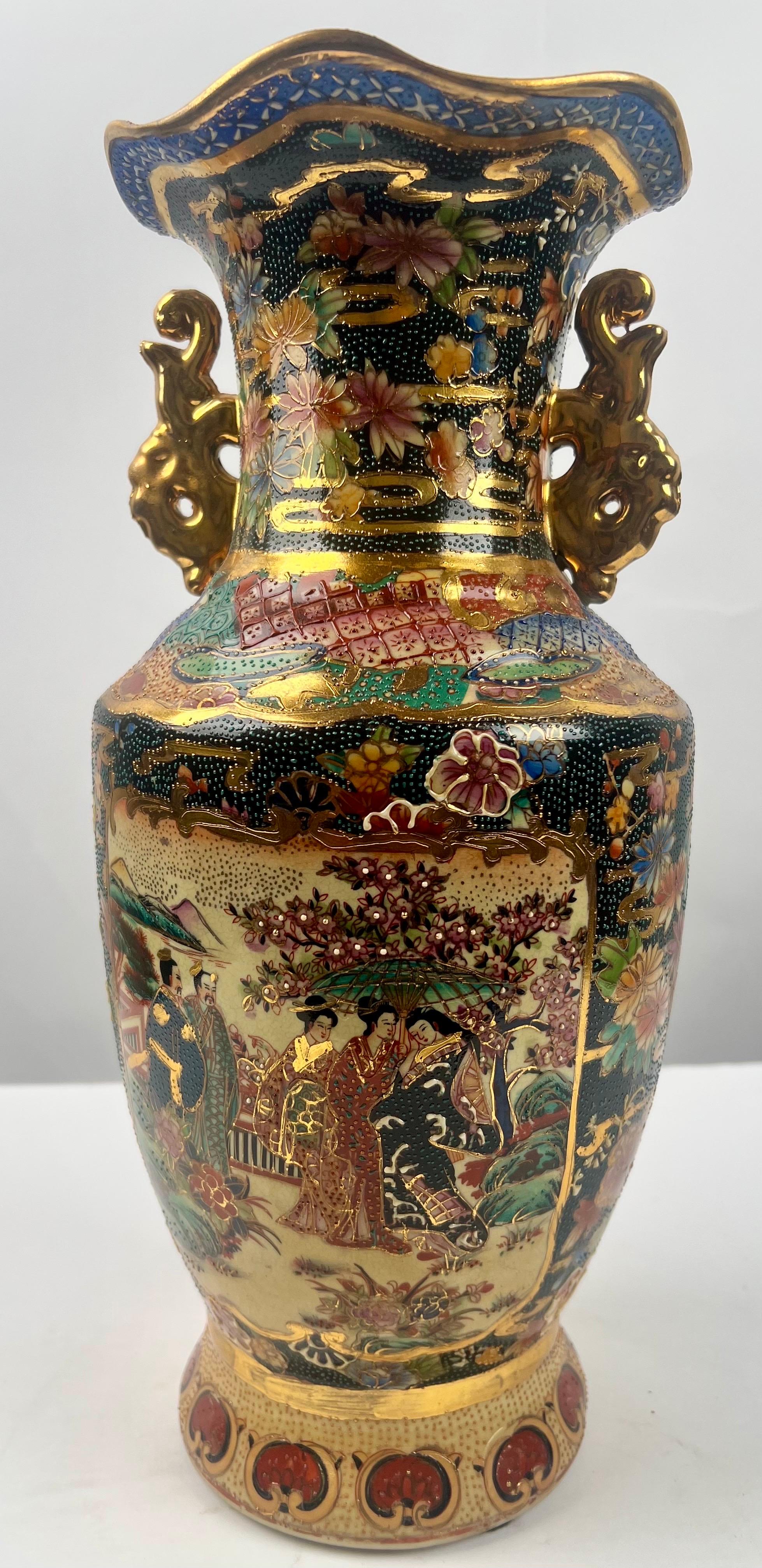 XX secolo Vaso d'epoca Royal Satsuma giapponese dipinto a mano in stile urna, una coppia in vendita