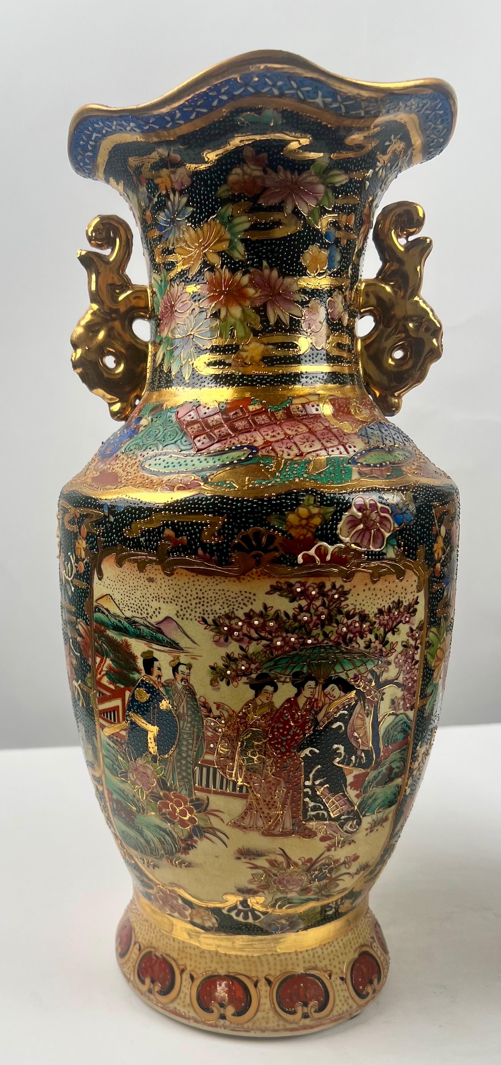 Ceramica Vaso d'epoca Royal Satsuma giapponese dipinto a mano in stile urna, una coppia in vendita