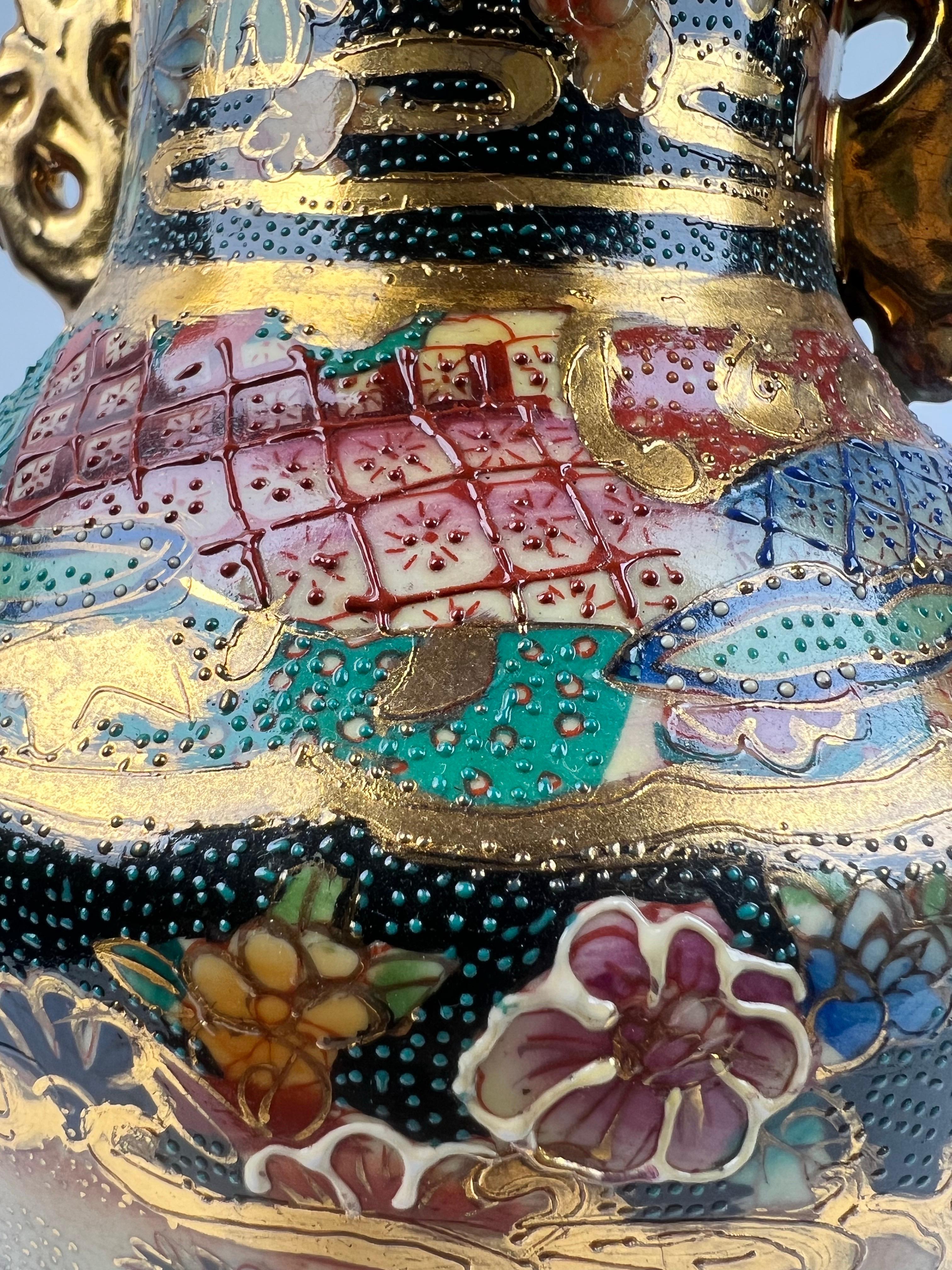 Vaso d'epoca Royal Satsuma giapponese dipinto a mano in stile urna, una coppia in vendita 3