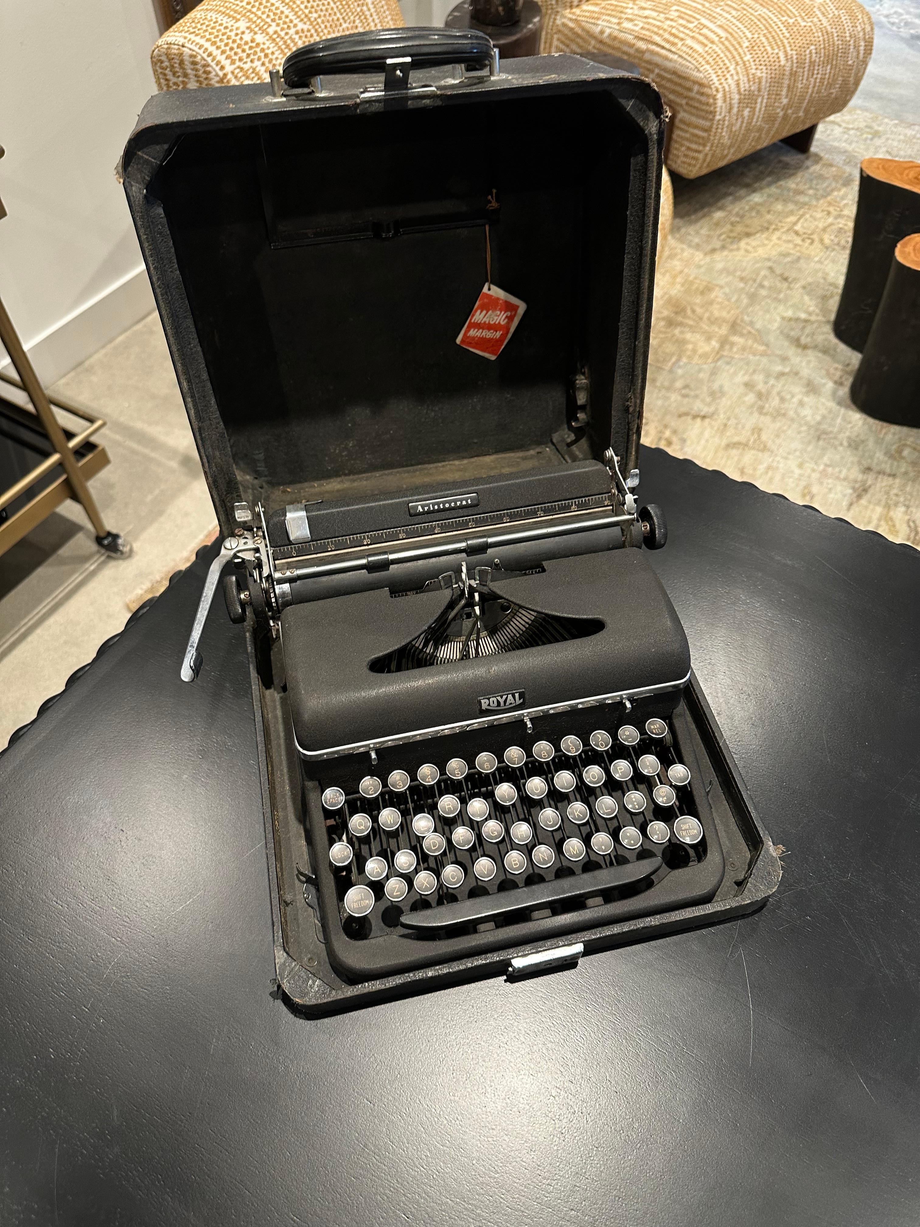 Machine à écrire Vintage Royal - Noir État moyen - En vente à Los Angeles, CA