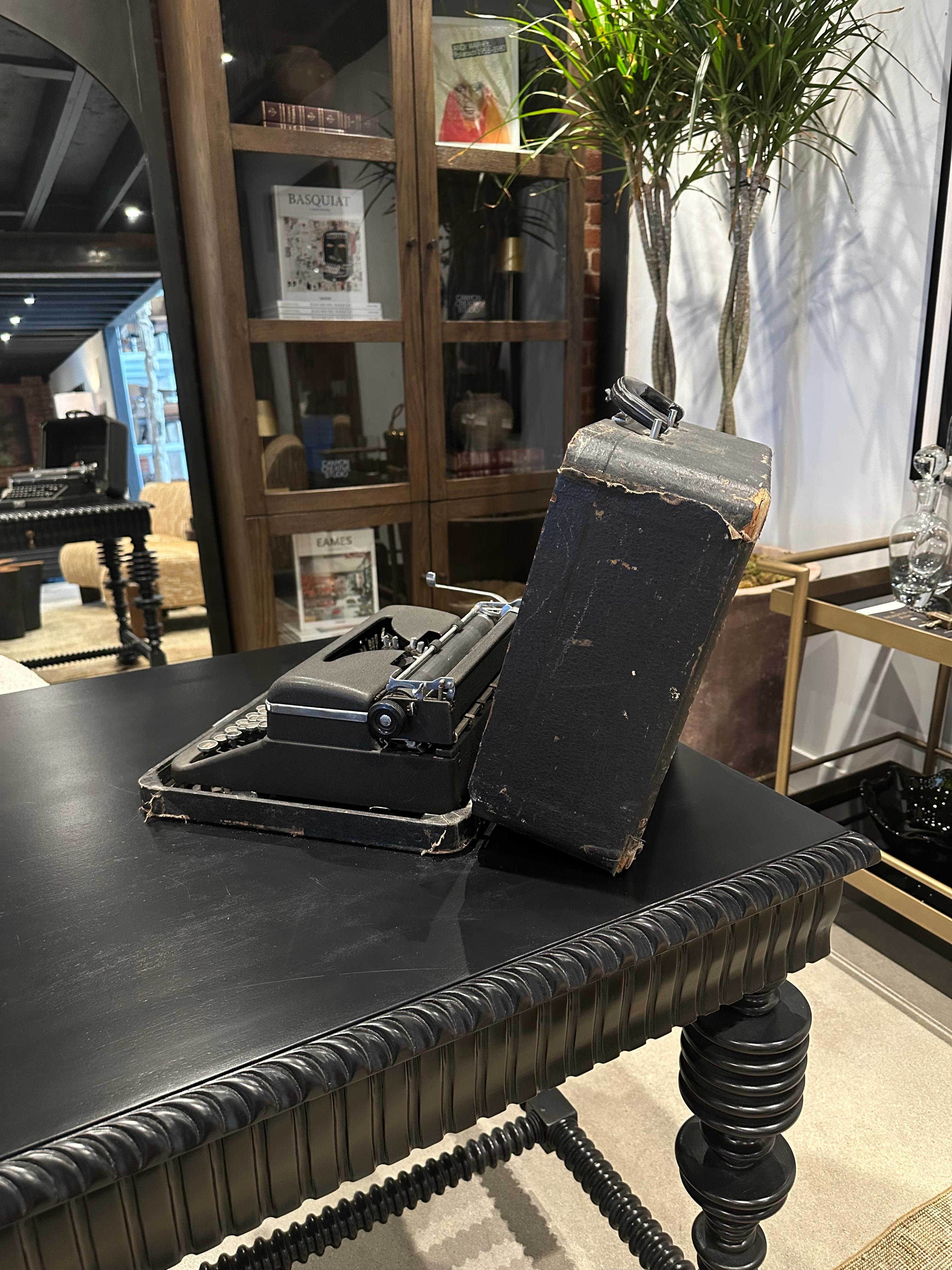 Métal Machine à écrire Vintage Royal - Noir en vente