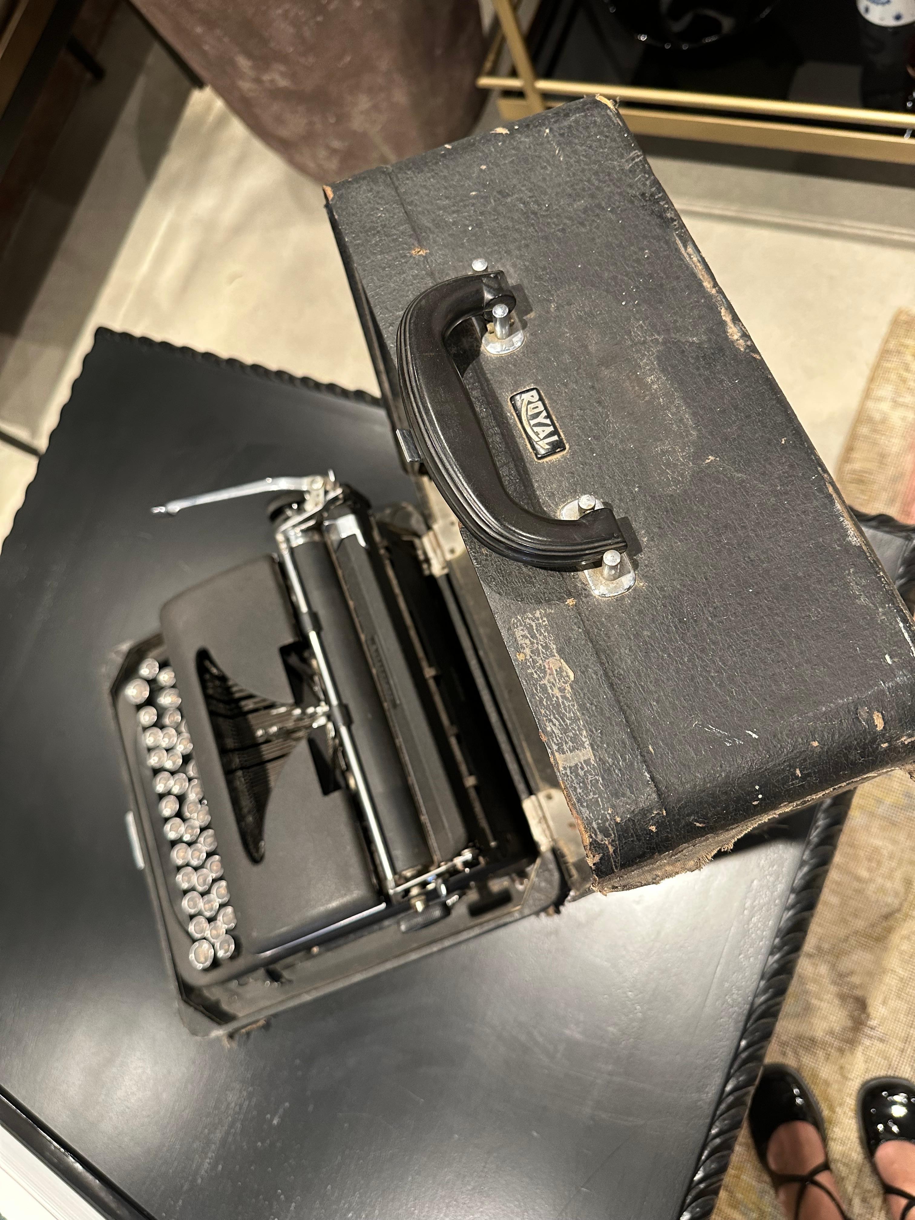 Machine à écrire Vintage Royal - Noir en vente 1