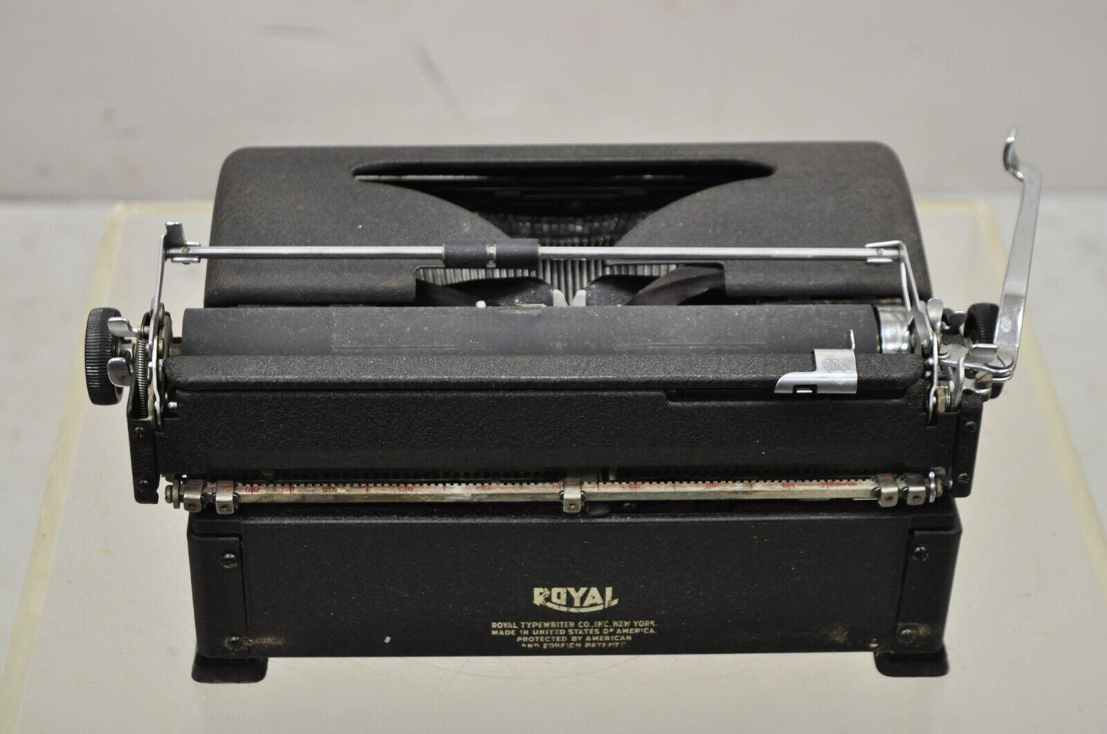 Vintage Royal Typewriter Co Quiet Deluxe Portable Typewriter in Box Case In Good Condition In Philadelphia, PA