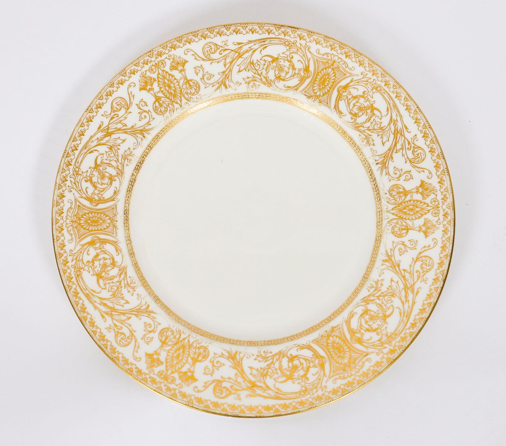 Magnifique service de table vintage Royal Worcester Embassy pattern seventy two piece dinner service, circa 1958 in date.

Le motif Embassy de Royal Worcester était une série de lignes de porcelaine formelle, avec 