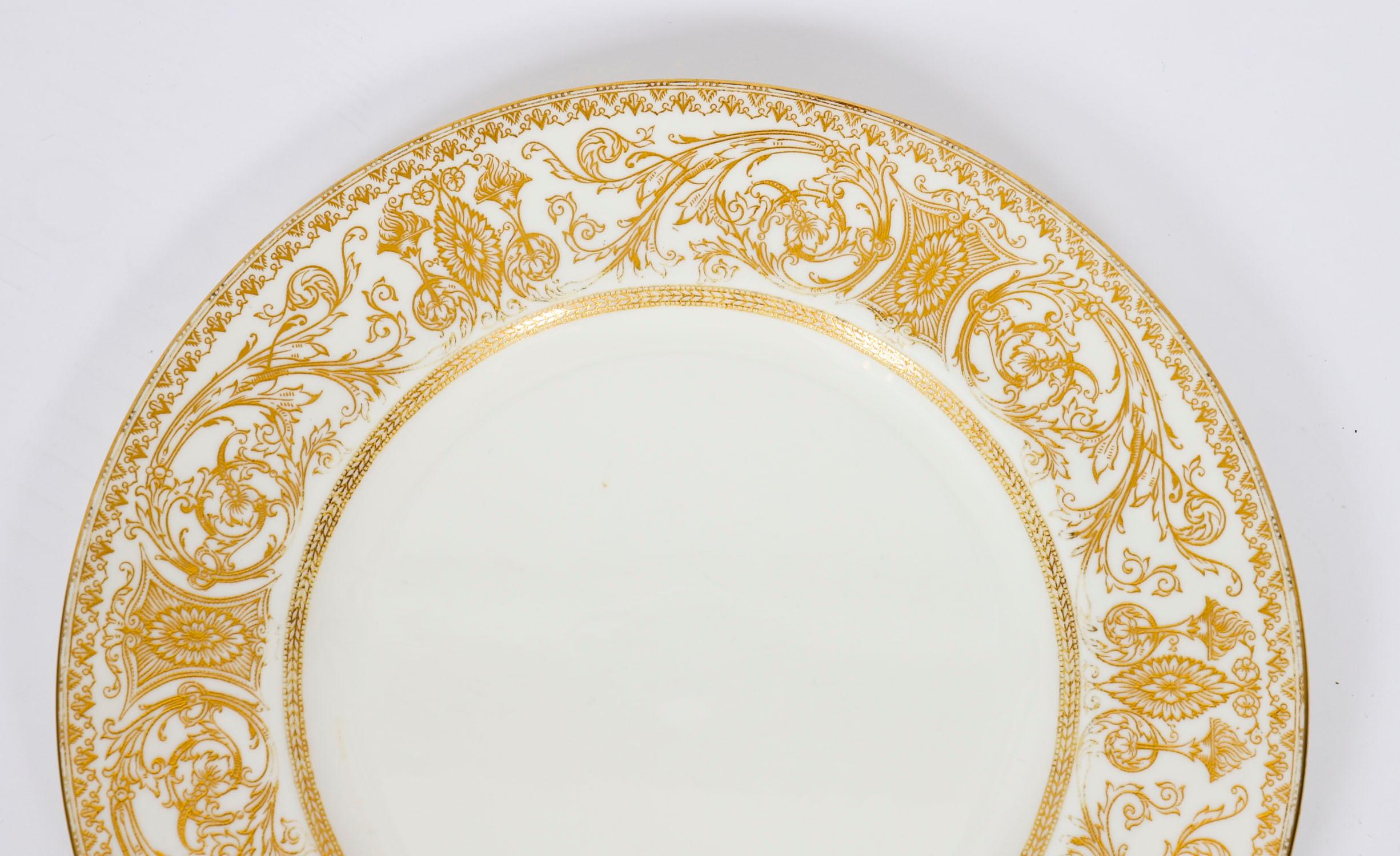 Milieu du XXe siècle Vintage Royal Worcester Embassy Gilt Dinner Service Circa 1958 en vente