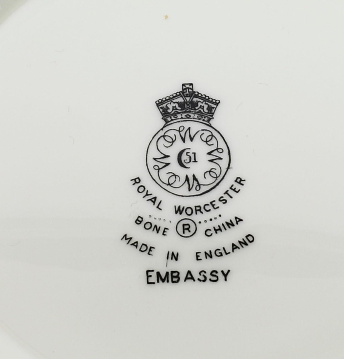 Vintage Royal Worcester Embassy Gilt Dinner Service Circa 1958 en vente 3