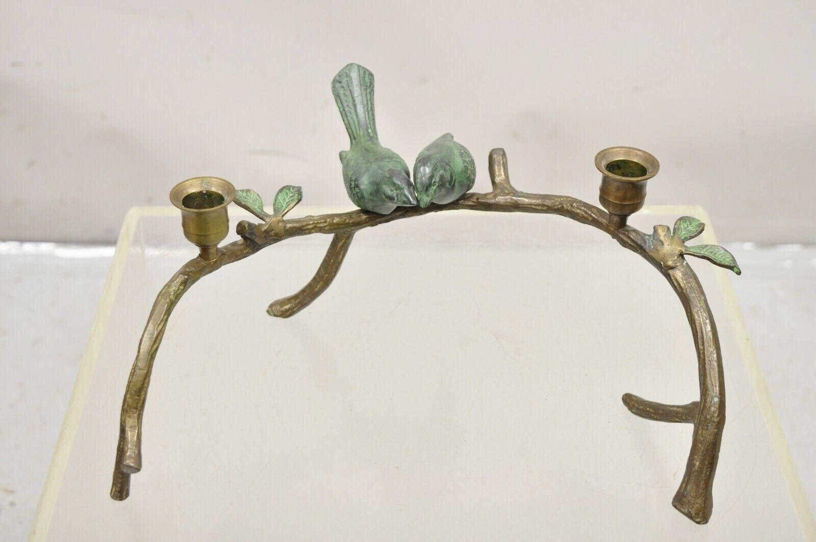 Hollywood Regency Paire de chandeliers figuratifs en laiton frotté bronze avec branche d'arbre d'oiseau - une paire en vente