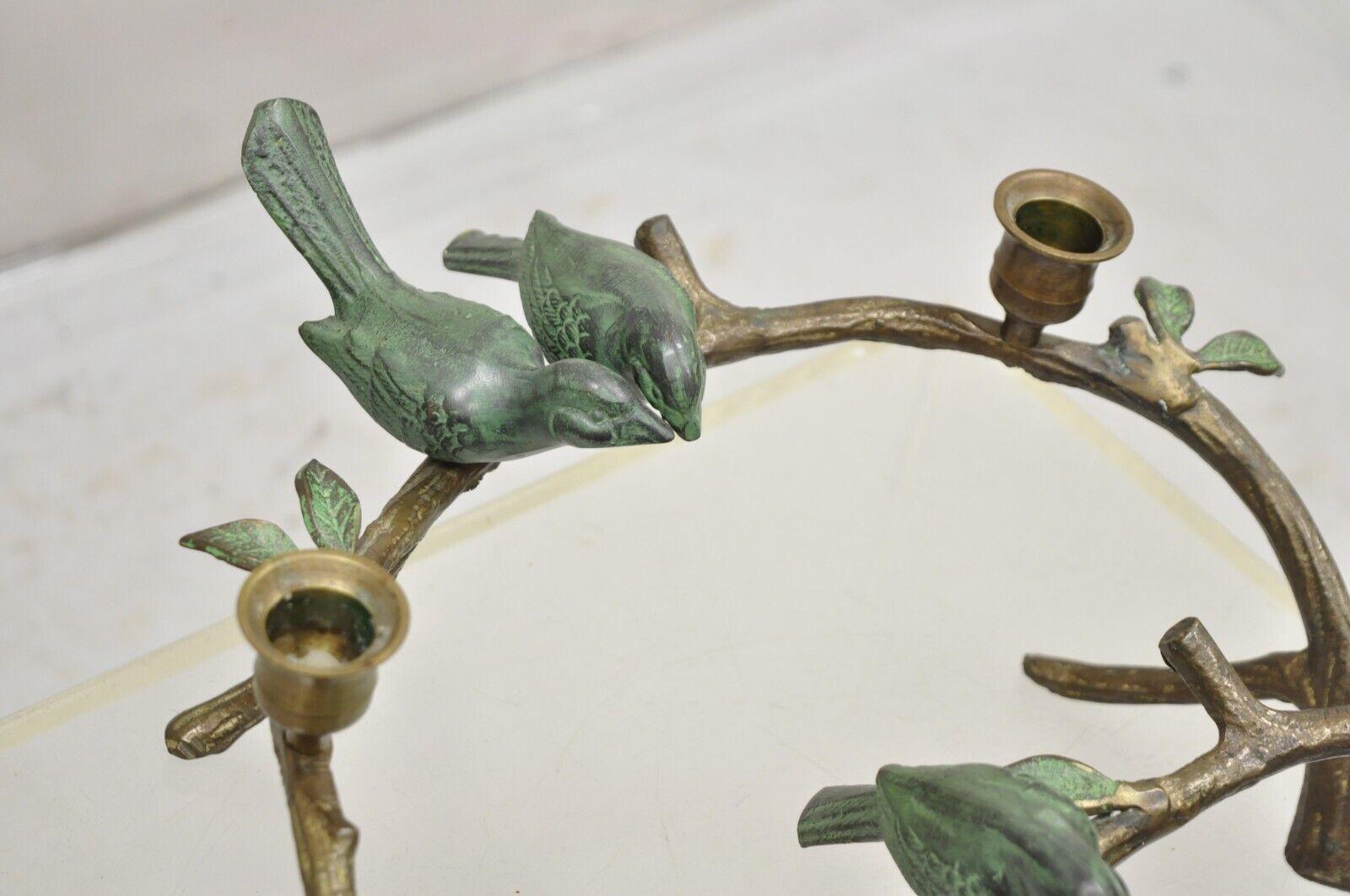 Laiton Paire de chandeliers figuratifs en laiton frotté bronze avec branche d'arbre d'oiseau - une paire en vente