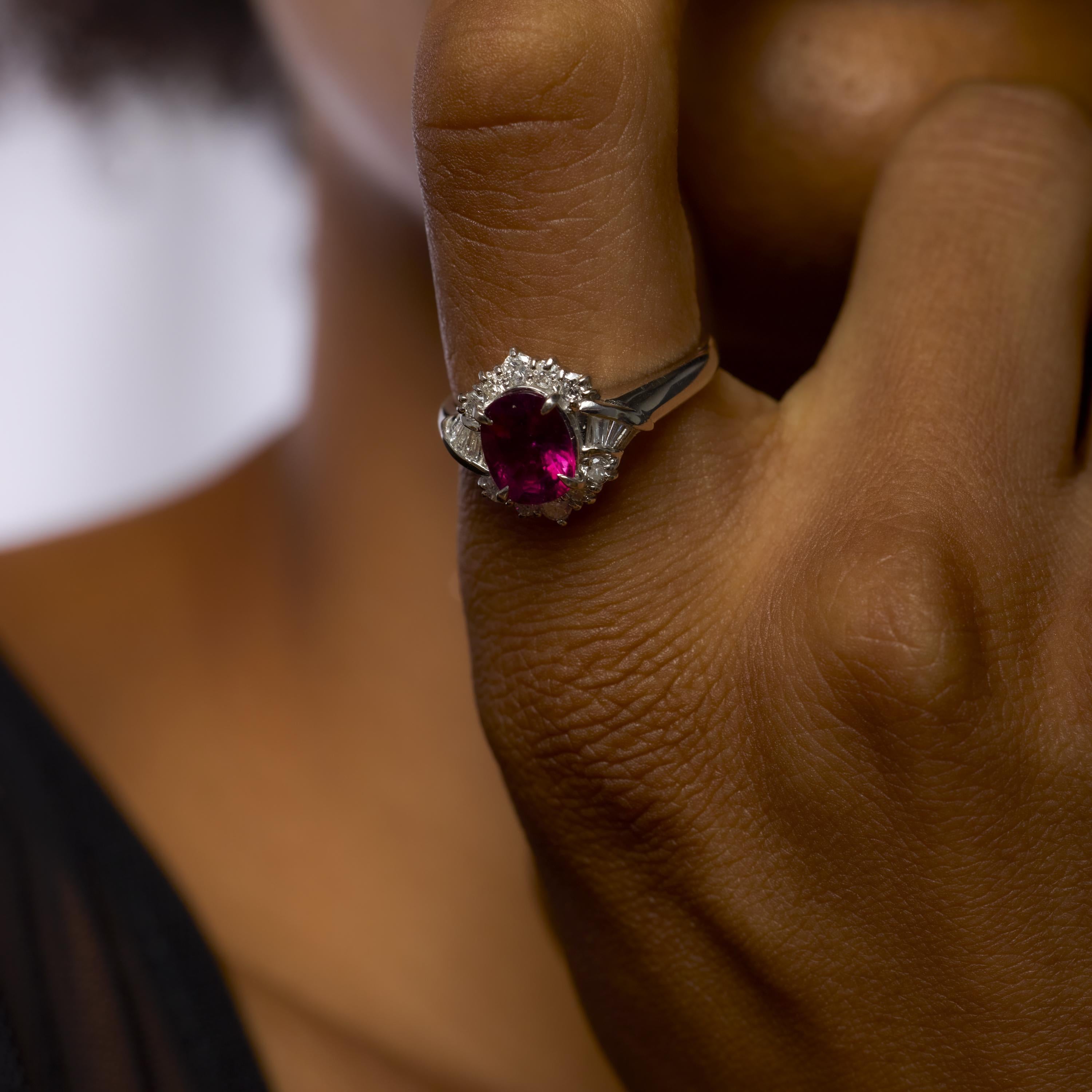 Questo anello vintage in platino degli anni '90 presenta una vibrante rubellite da 1,65 carati incorniciata da scintillanti diamanti a baguette e tondi brillanti. Eleganza, eleganza e audacia senza tempo.