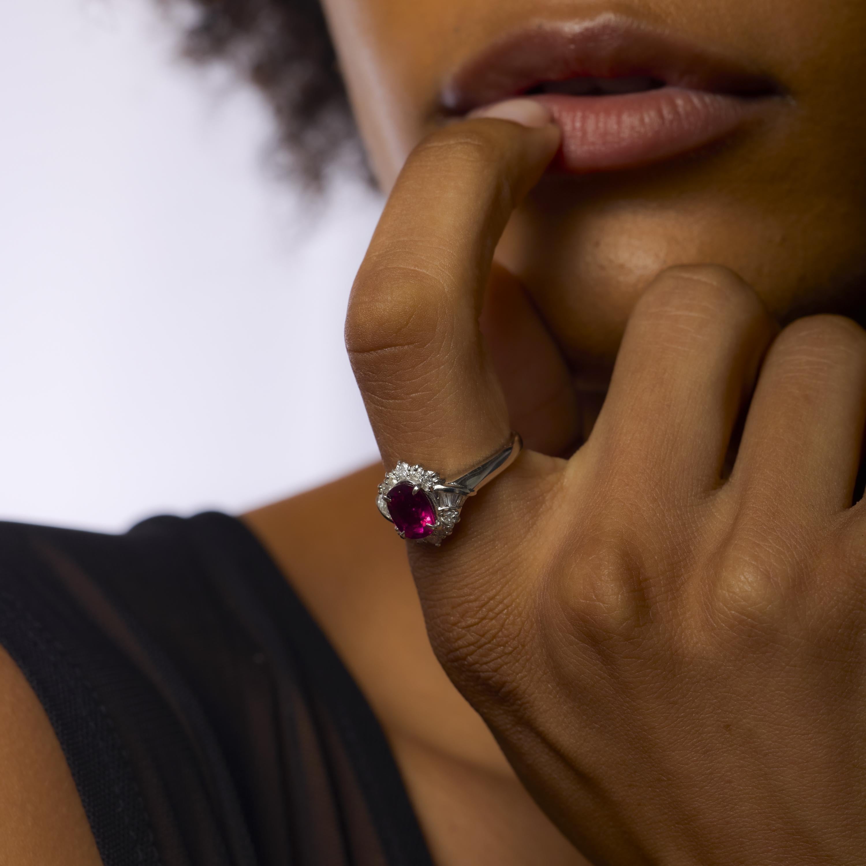 Taglio cuscino Anello vintage con diamante rubellite in platino in vendita