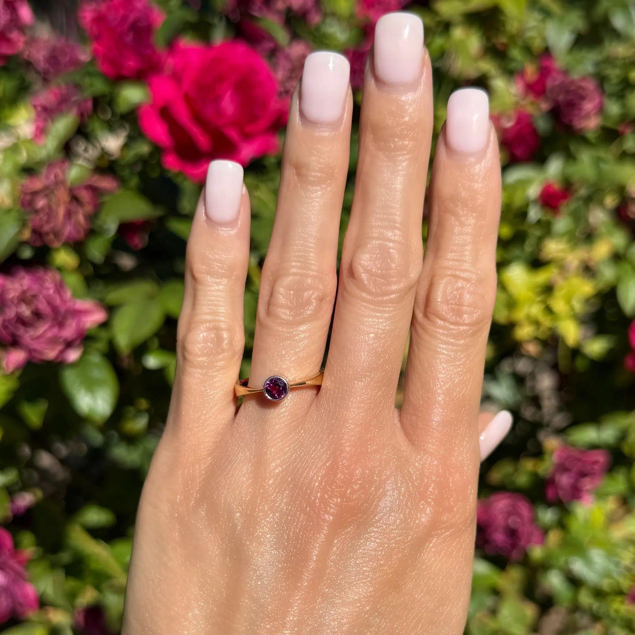 Vintage Rubellit Turmalin Platin und Gold Solitär Ring (Modernistisch) im Angebot