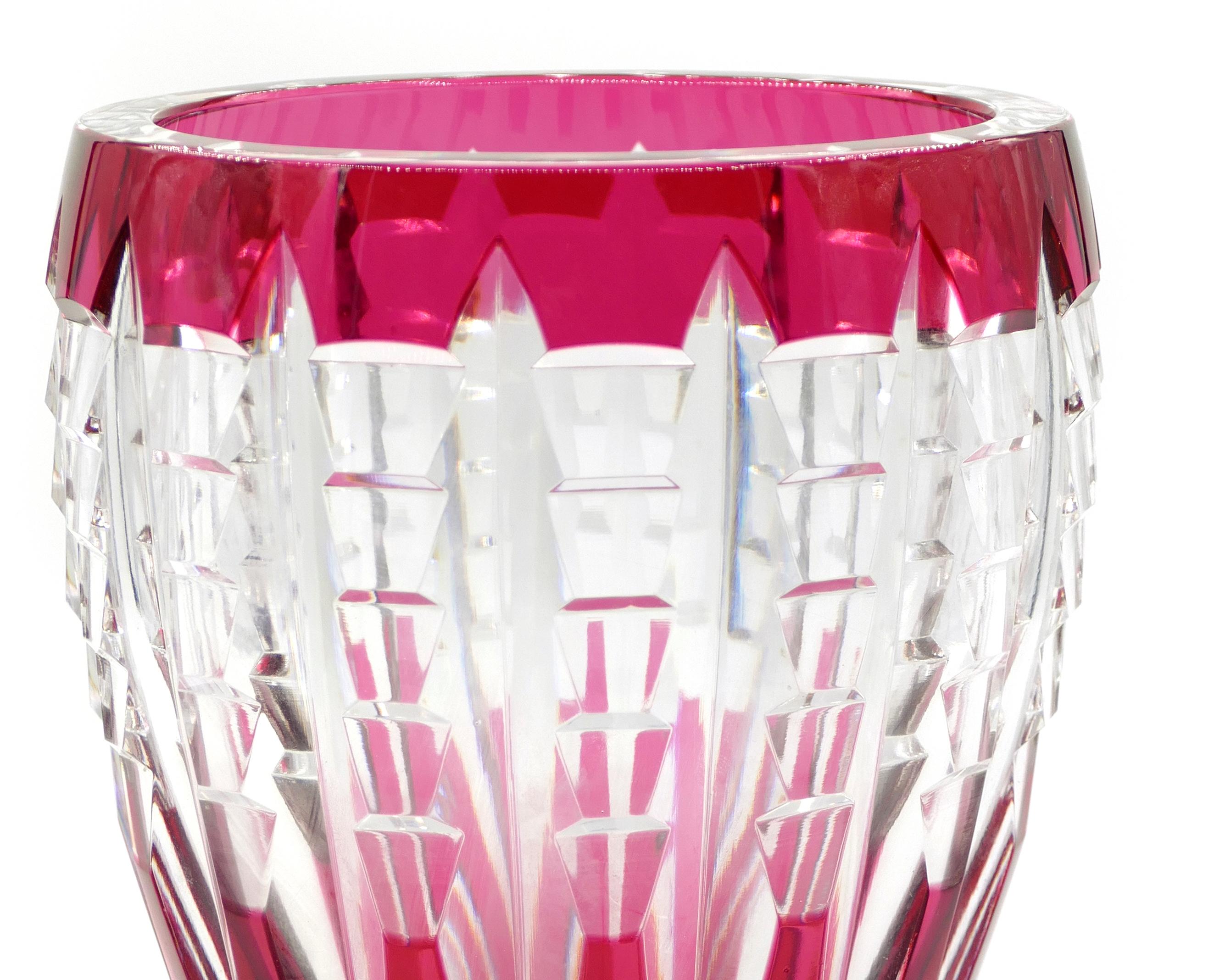 Il vaso Val Saint Lambert Rubin è un oggetto decorativo in vetro artistico realizzato in Belgio nei primi decenni del XX secolo.

Segnalata Val Saint Lambert. Prodotto in Belgio.

Condizioni eccellenti.

Luminosa opera in vetro artistico realizzata