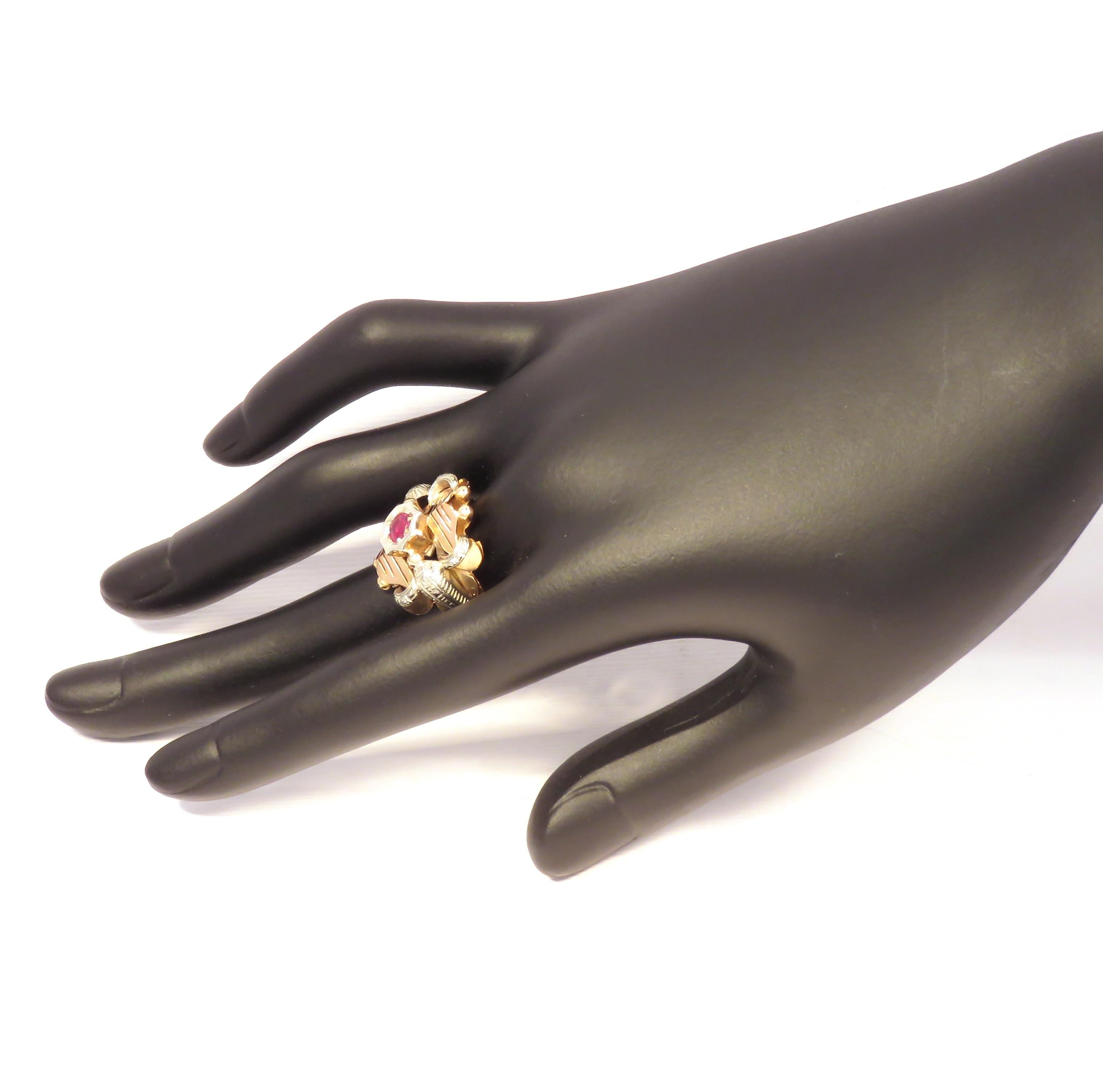 Vintage Rubin 18 Karat Rose & Weißgold Gravierter Ring Handgefertigt in Italien im Angebot 1