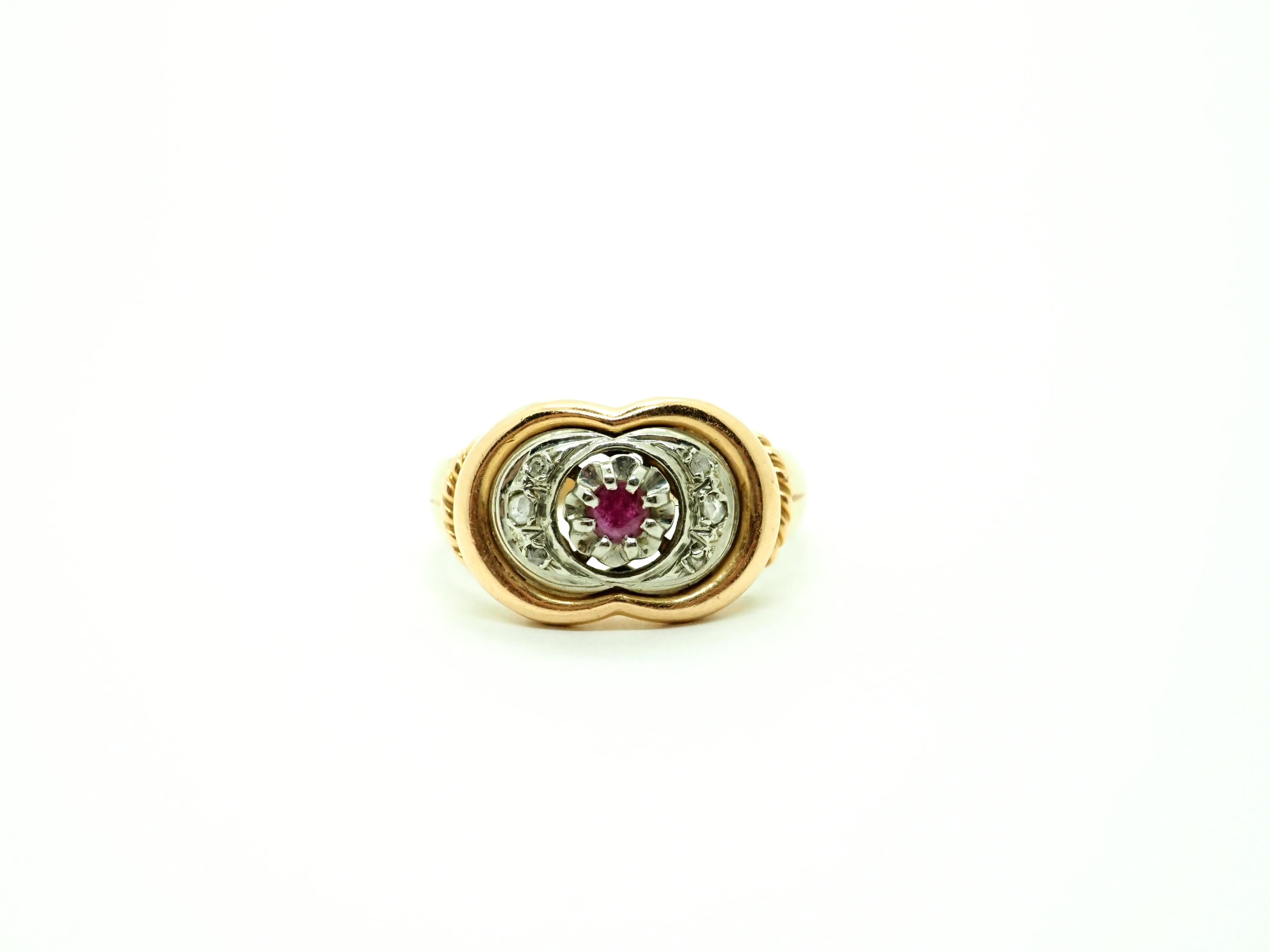 Erleben Sie Luxus wie nie zuvor mit unserem exquisiten Vintage-Ring aus 18 Karat Rosé- und Weißgold. 
Dieses atemberaubende Schmuckstück zeigt einen fesselnden runden Rubin, der elegant von sechs schillernden Diamanten umgeben ist, von denen jeder