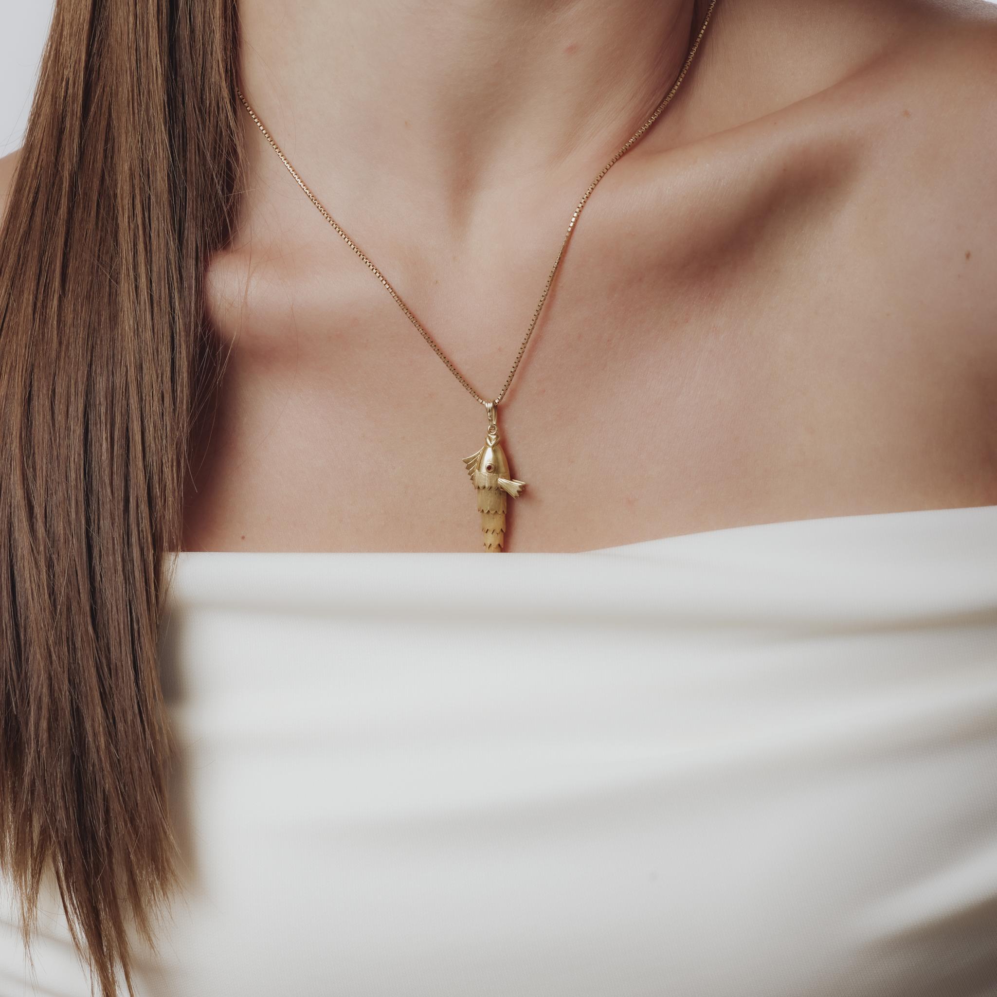 Taille brillant Vintage rubis Collier poisson articulé en or jaune 18k en vente