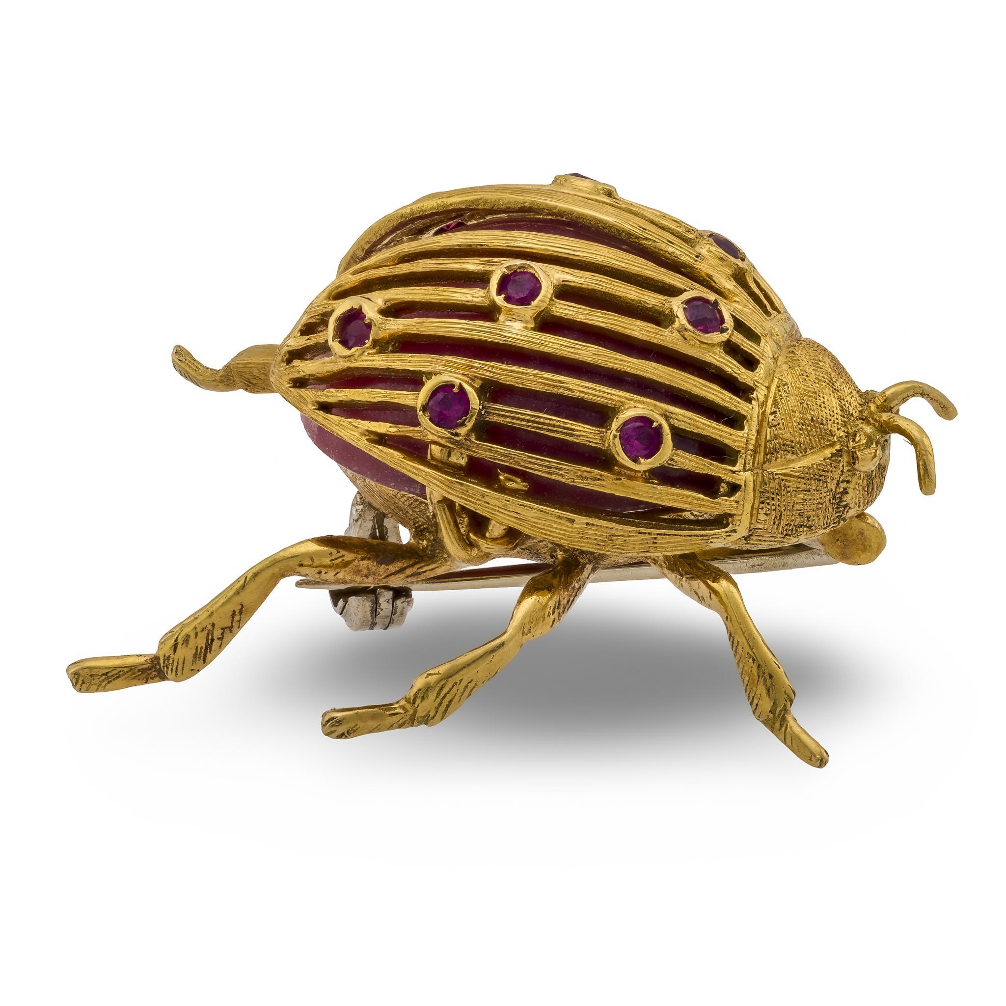 Moderne Broche coléoptère vintage en or jaune 18k et rubis en vente